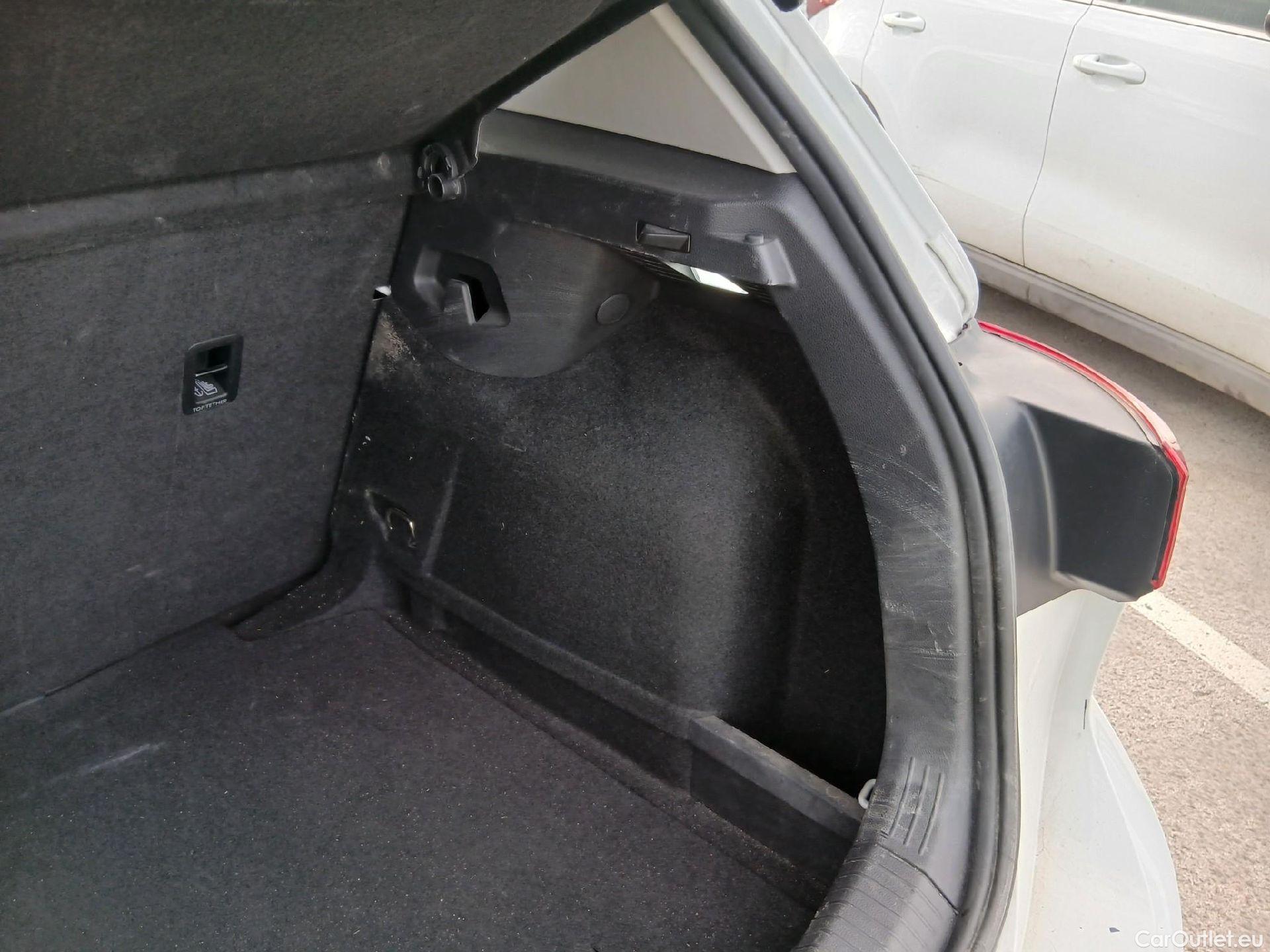  Volkswagen  Golf  VOLKSWAGEN / 2020 / 5P / berlina con portón 2.0 TDI 85kW (115CV) #39