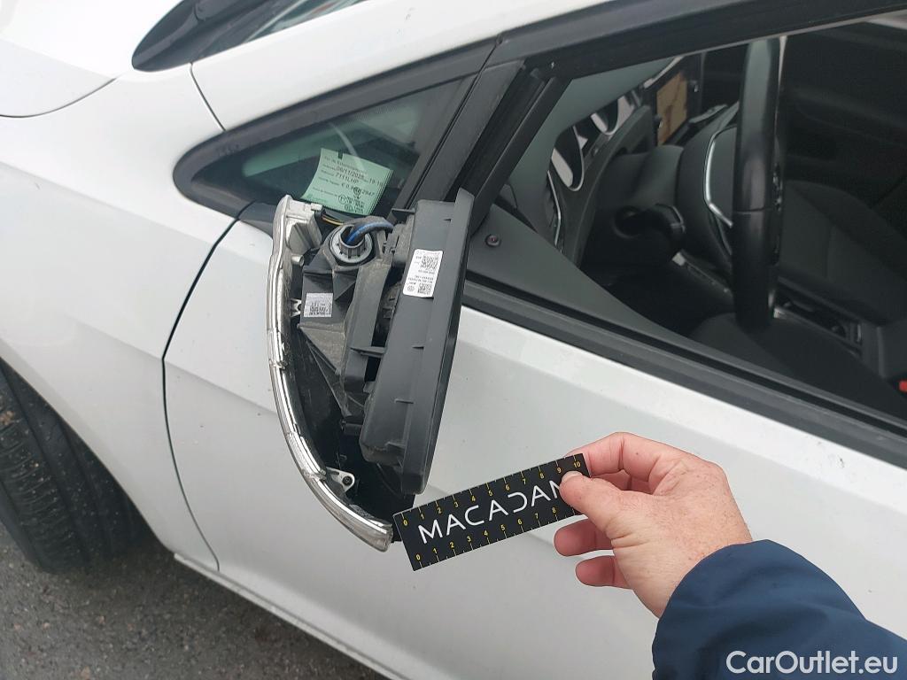  Volkswagen  Golf  VOLKSWAGEN / 2016 / 5P / berlina con portón Last Edition 1.6 TDI 85kW (115CV) #11