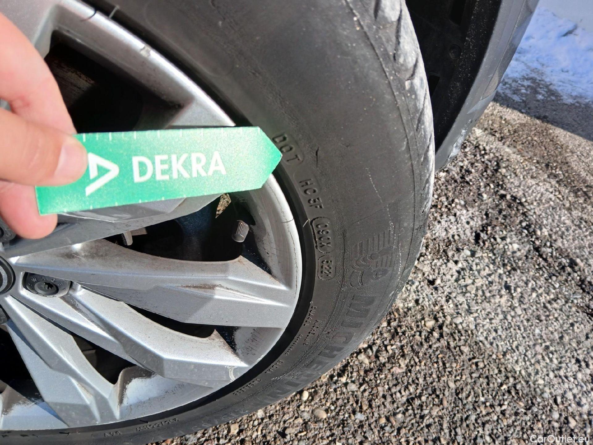  Volkswagen  T-ROC VOLKSWAGEN  / 2017 / 5P / todoterreno Advance 2.0 TDI 110kW (150CV) DSG (AC2) #54