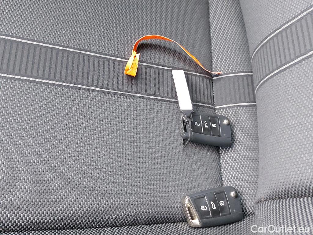  Volkswagen  T-ROC  Life 2.0 TDI 150CV AT7 E6d #2