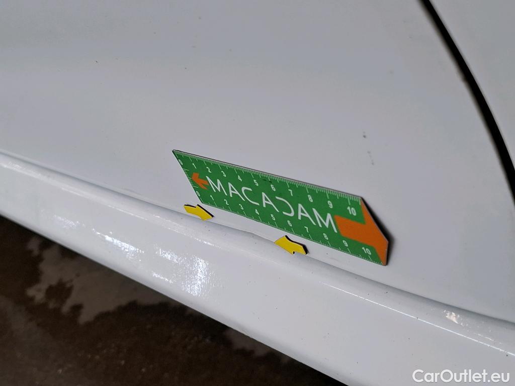  Peugeot  208 PEUGEOT  Affaire / 2019 / 5P / Berline 1.5 BlueHDi 100 S&S Premium #51