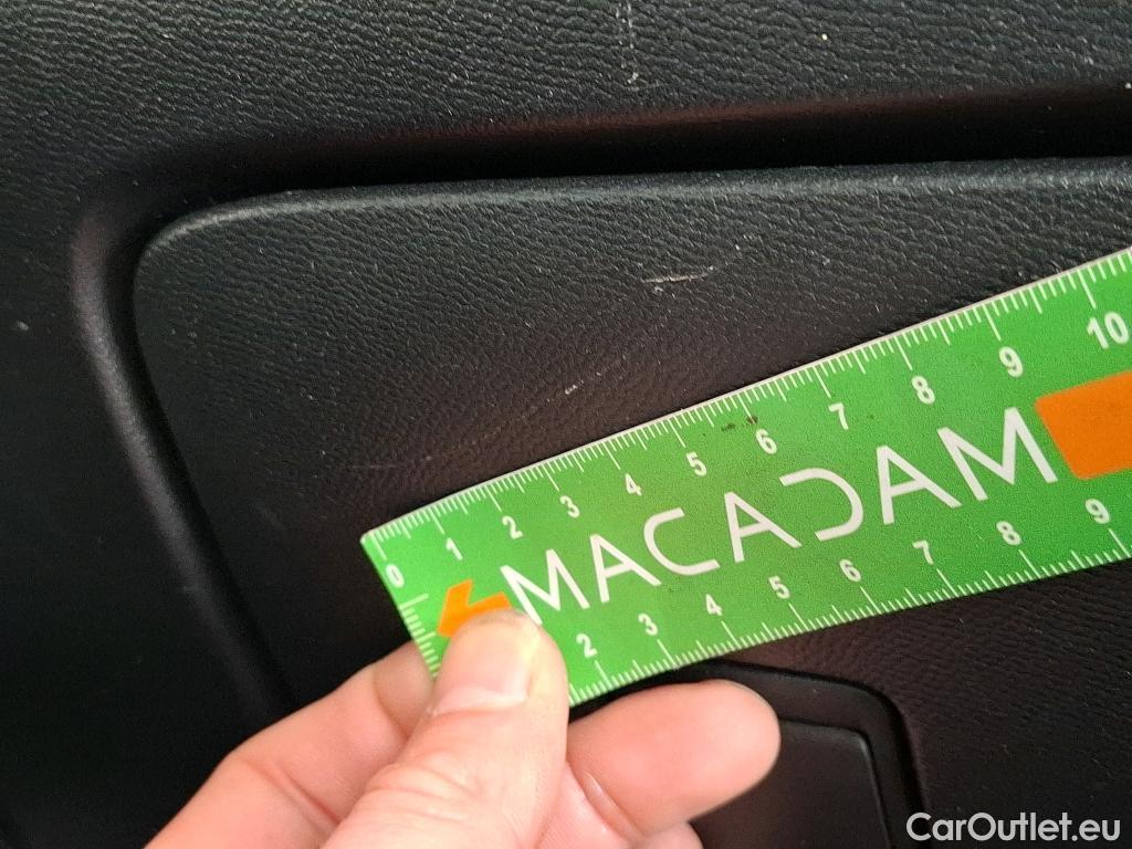  Peugeot  208 PEUGEOT  Affaire / 2019 / 5P / Berline 1.5 BlueHDi 100 S&S Premium #40