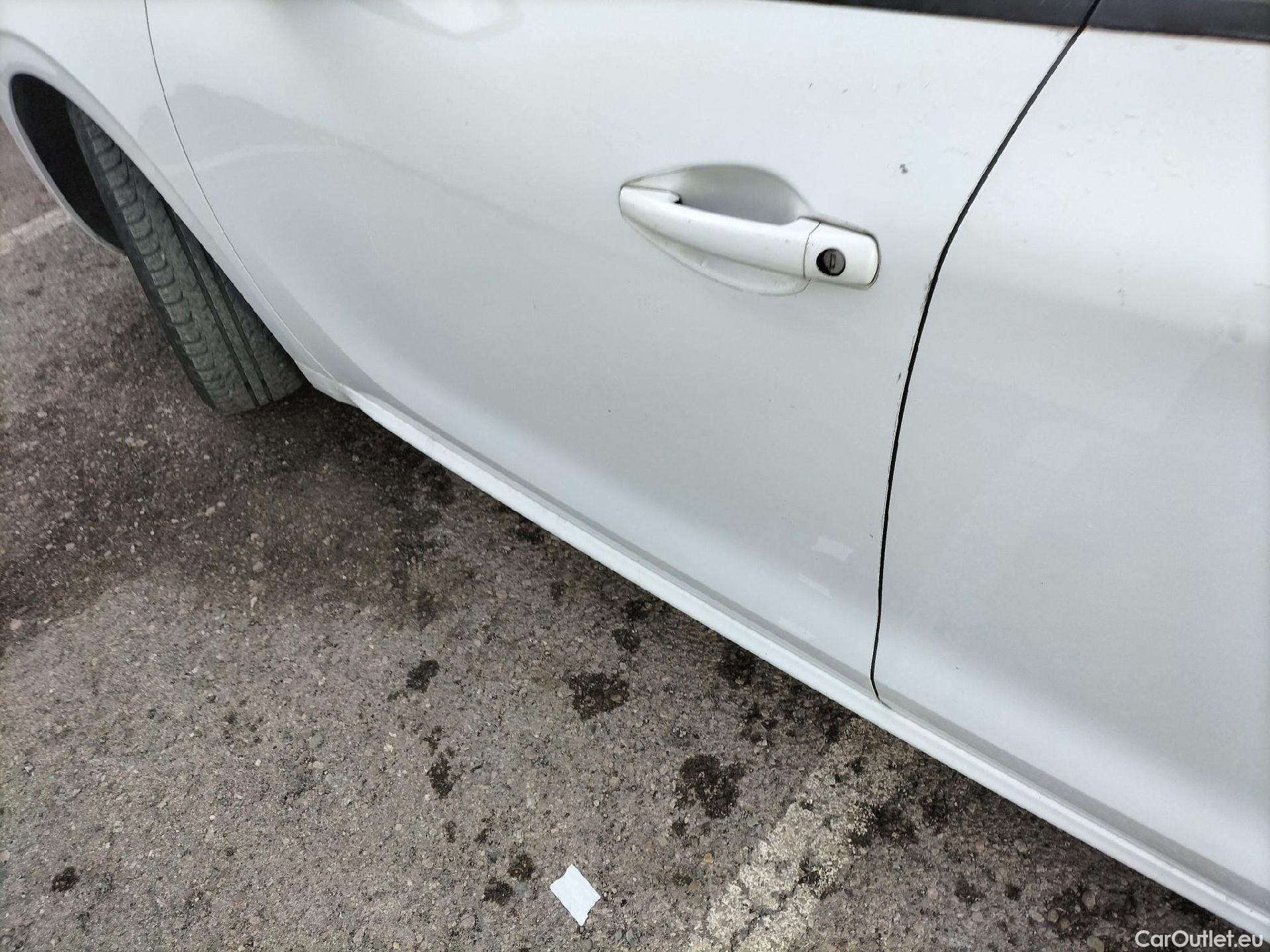  Peugeot  208 PEUGEOT  / 2015 / 5P / berlina con portón 5P ACTIVE BlueHDi 73kW (100CV) #11