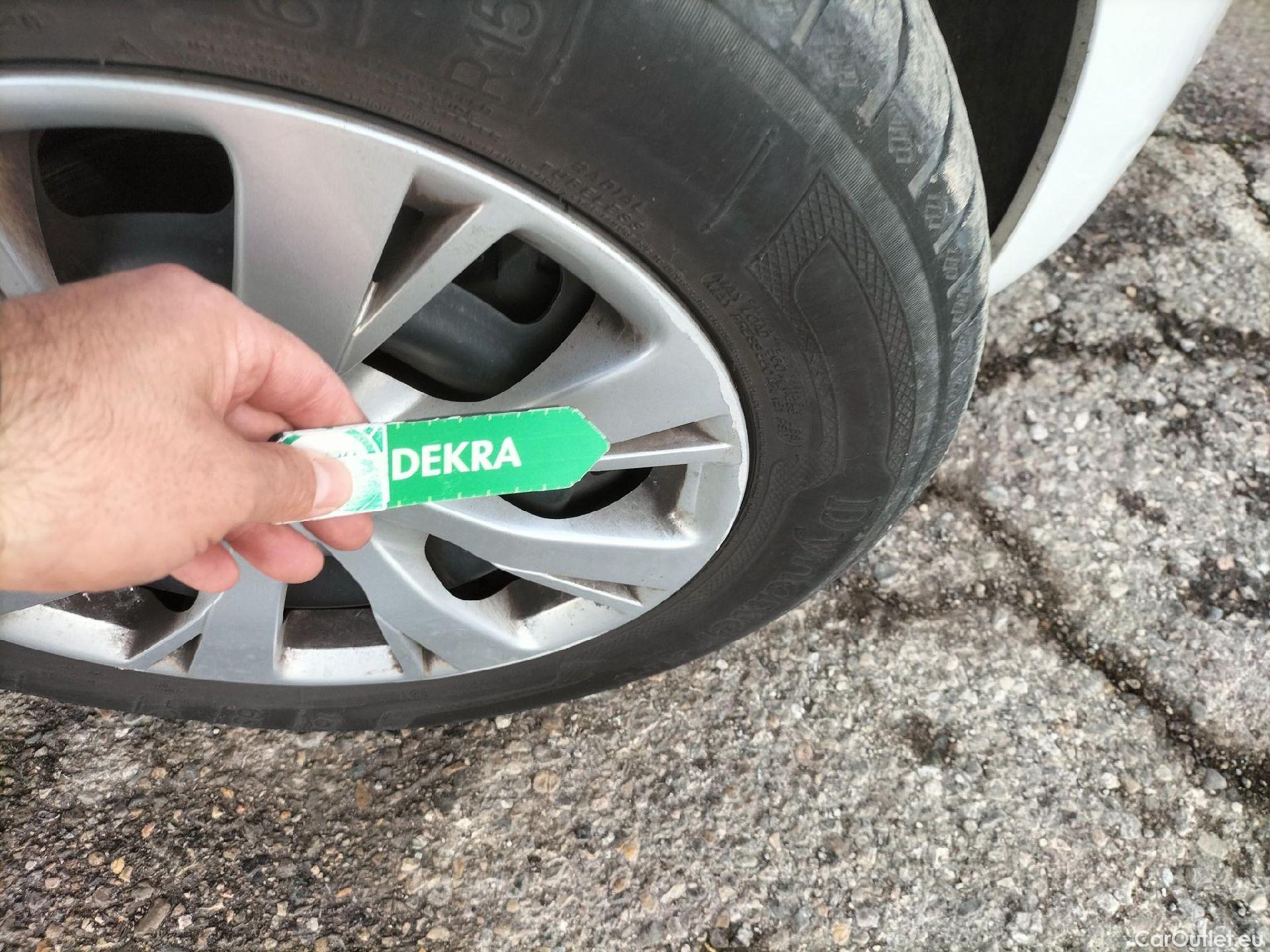  Peugeot  208 PEUGEOT  / 2015 / 5P / berlina con portón 5P ACTIVE BlueHDi 73kW (100CV) #50