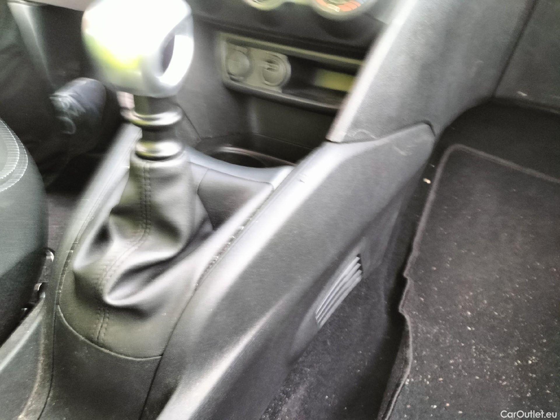  Peugeot  208 PEUGEOT  / 2015 / 5P / berlina con portón 5P ACTIVE BlueHDi 73kW (100CV) #17