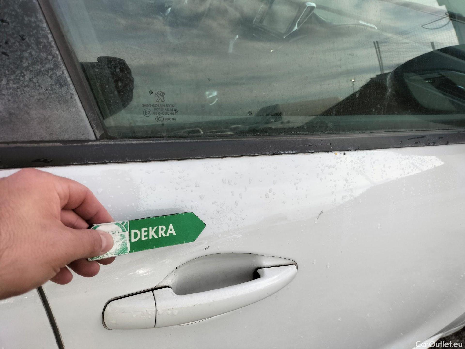  Peugeot  208 PEUGEOT  / 2015 / 5P / berlina con portón 5P ACTIVE BlueHDi 73kW (100CV) #46