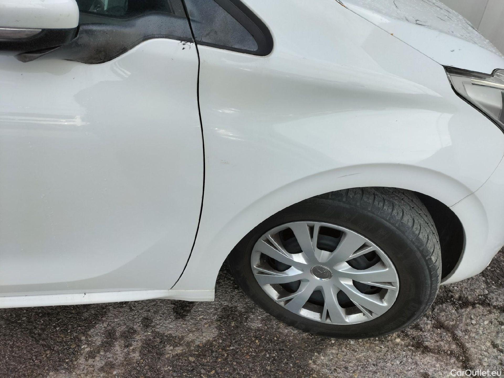  Peugeot  208 PEUGEOT  / 2015 / 5P / berlina con portón 5P ACTIVE BlueHDi 73kW (100CV) #49