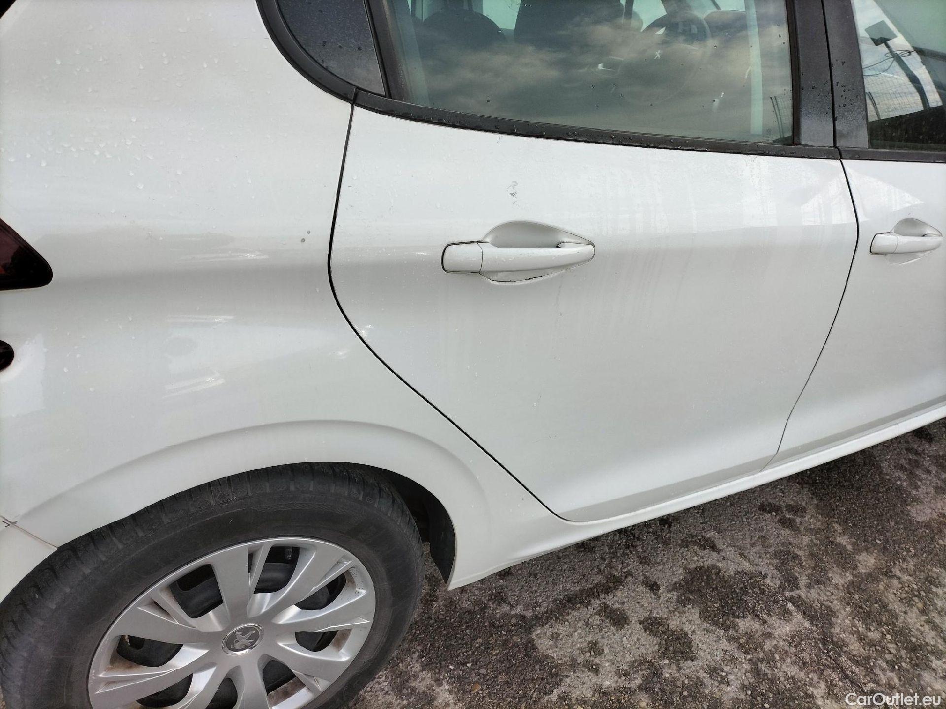  Peugeot  208 PEUGEOT  / 2015 / 5P / berlina con portón 5P ACTIVE BlueHDi 73kW (100CV) #39