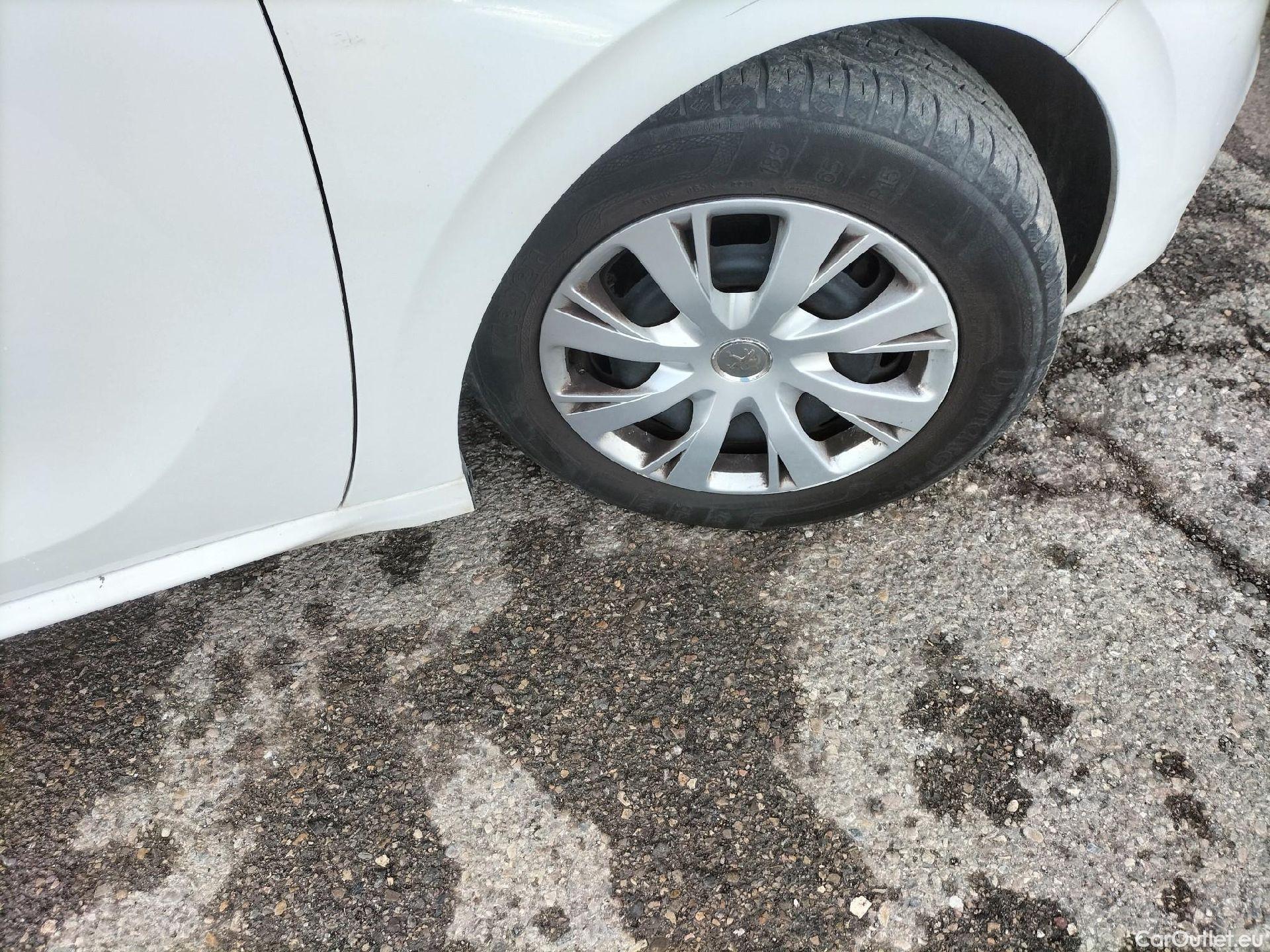  Peugeot  208 PEUGEOT  / 2015 / 5P / berlina con portón 5P ACTIVE BlueHDi 73kW (100CV) #51