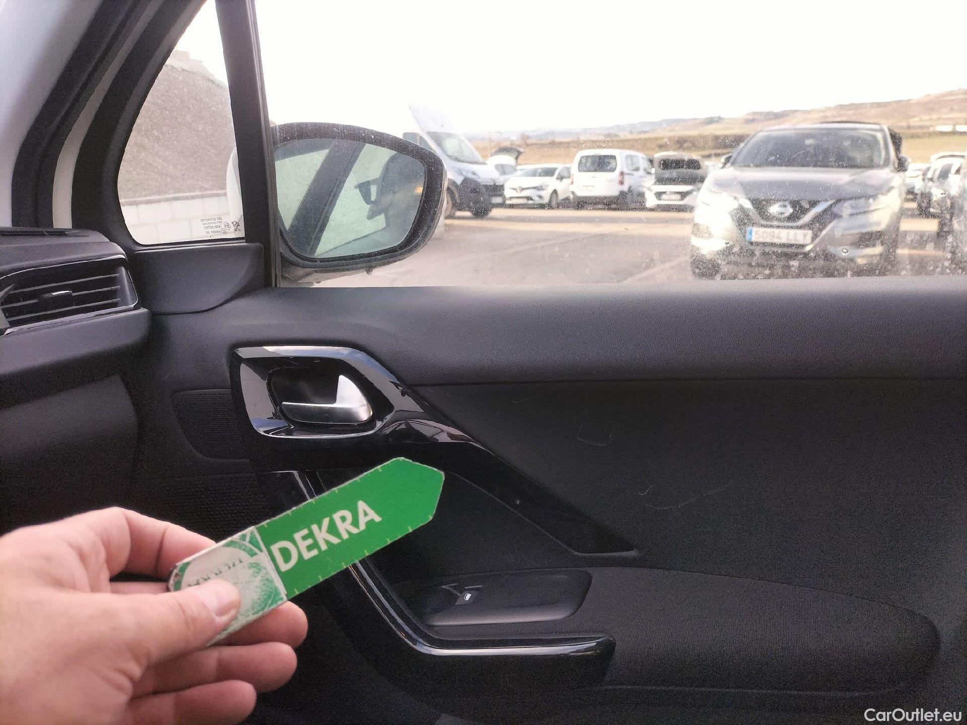  Peugeot  208 PEUGEOT  / 2015 / 5P / berlina con portón 5P ACTIVE BlueHDi 73kW (100CV) #20