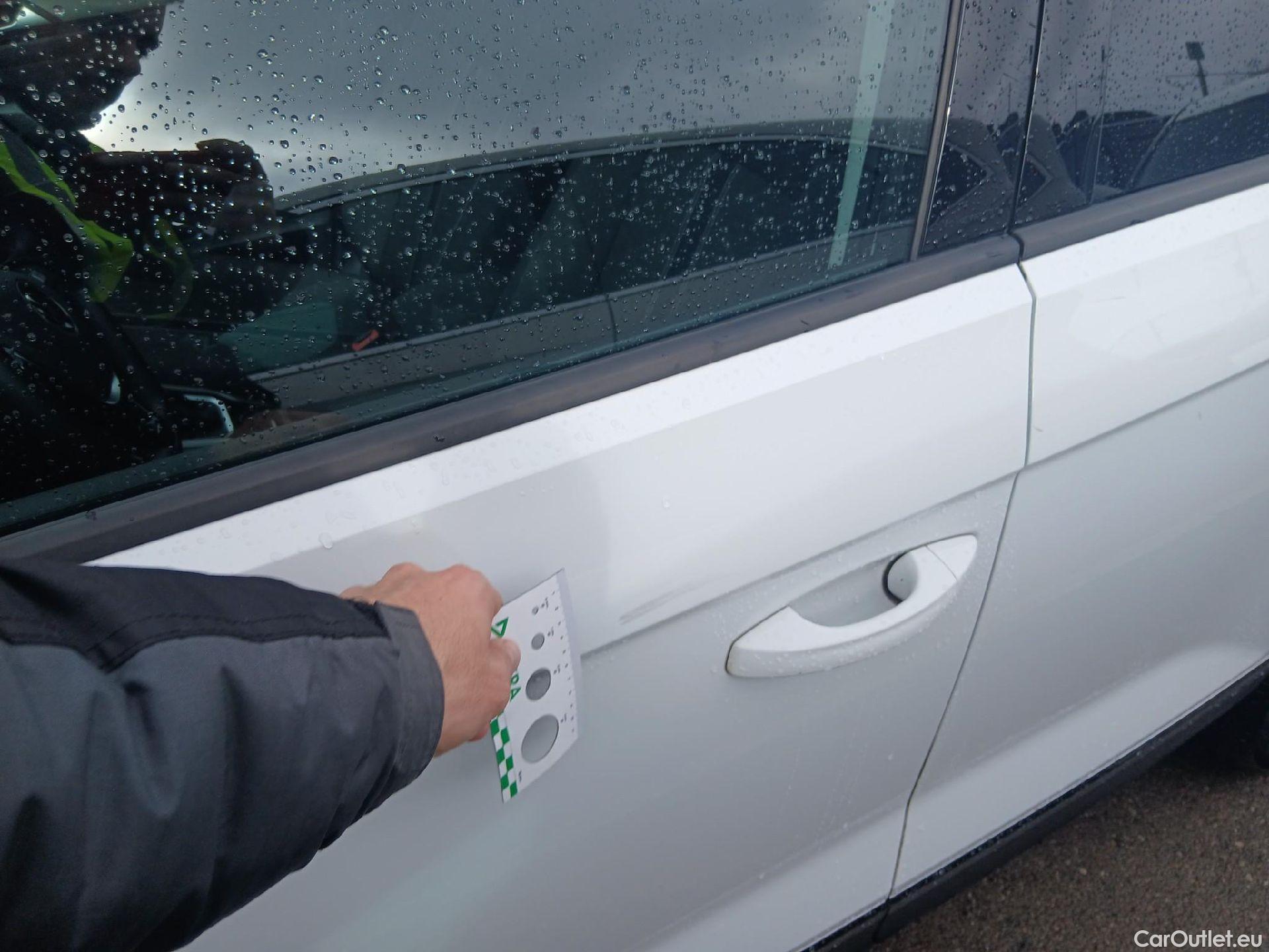  Volkswagen  T-ROC VOLKSWAGEN  / 2017 / 5P / todoterreno Advance Style 2.0 TDI 110kW DSG #3