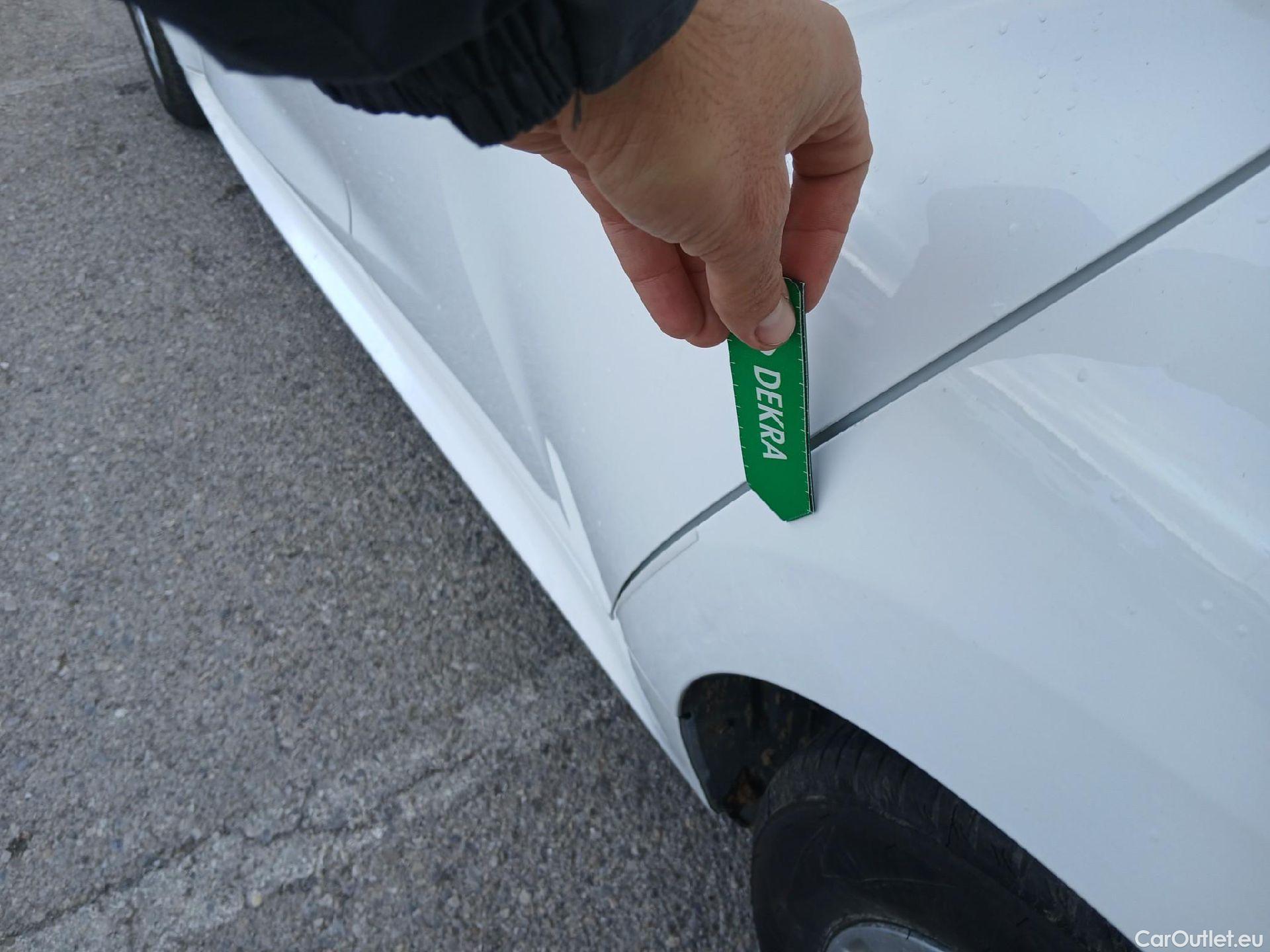  Toyota  Yaris TOYOTA  / 2020 / 5P / berlina con portón 1.5 120H Business Plus #10