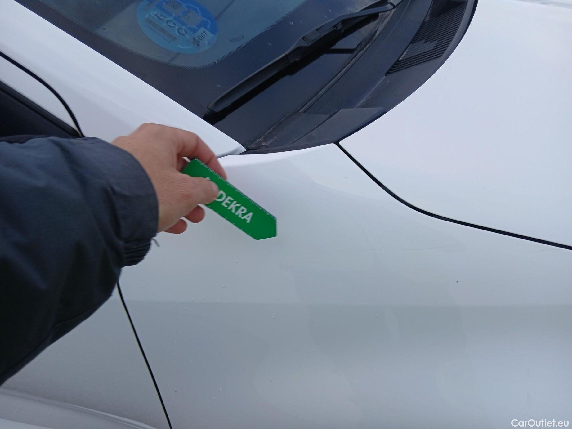  Toyota  Yaris TOYOTA  / 2020 / 5P / berlina con portón 1.5 120H Business Plus #18