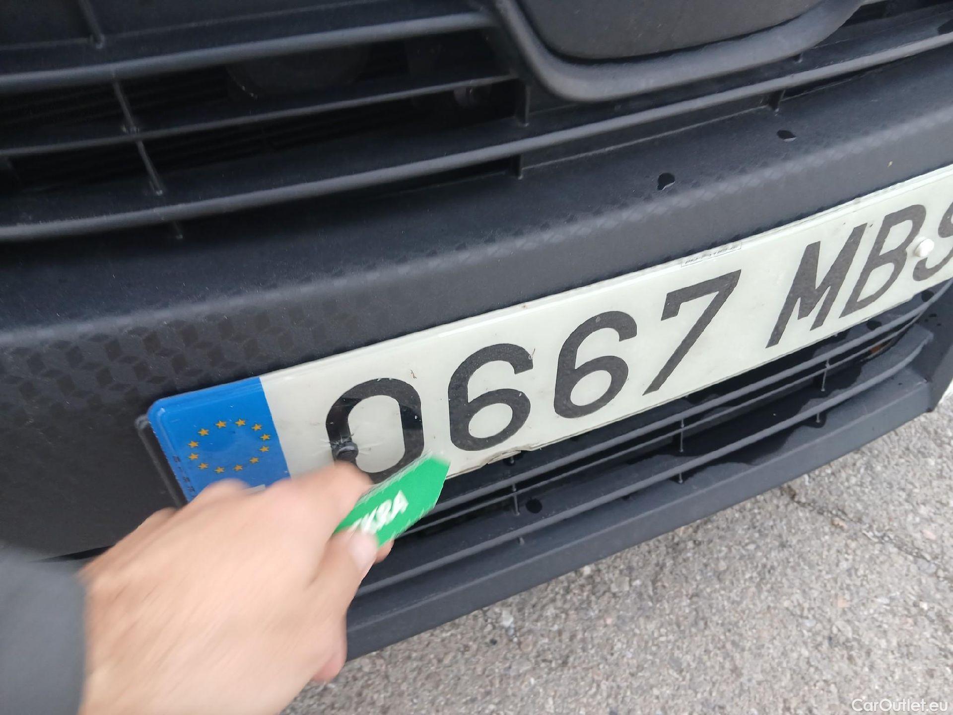  Toyota  Yaris TOYOTA  / 2020 / 5P / berlina con portón 1.5 120H Business Plus #3