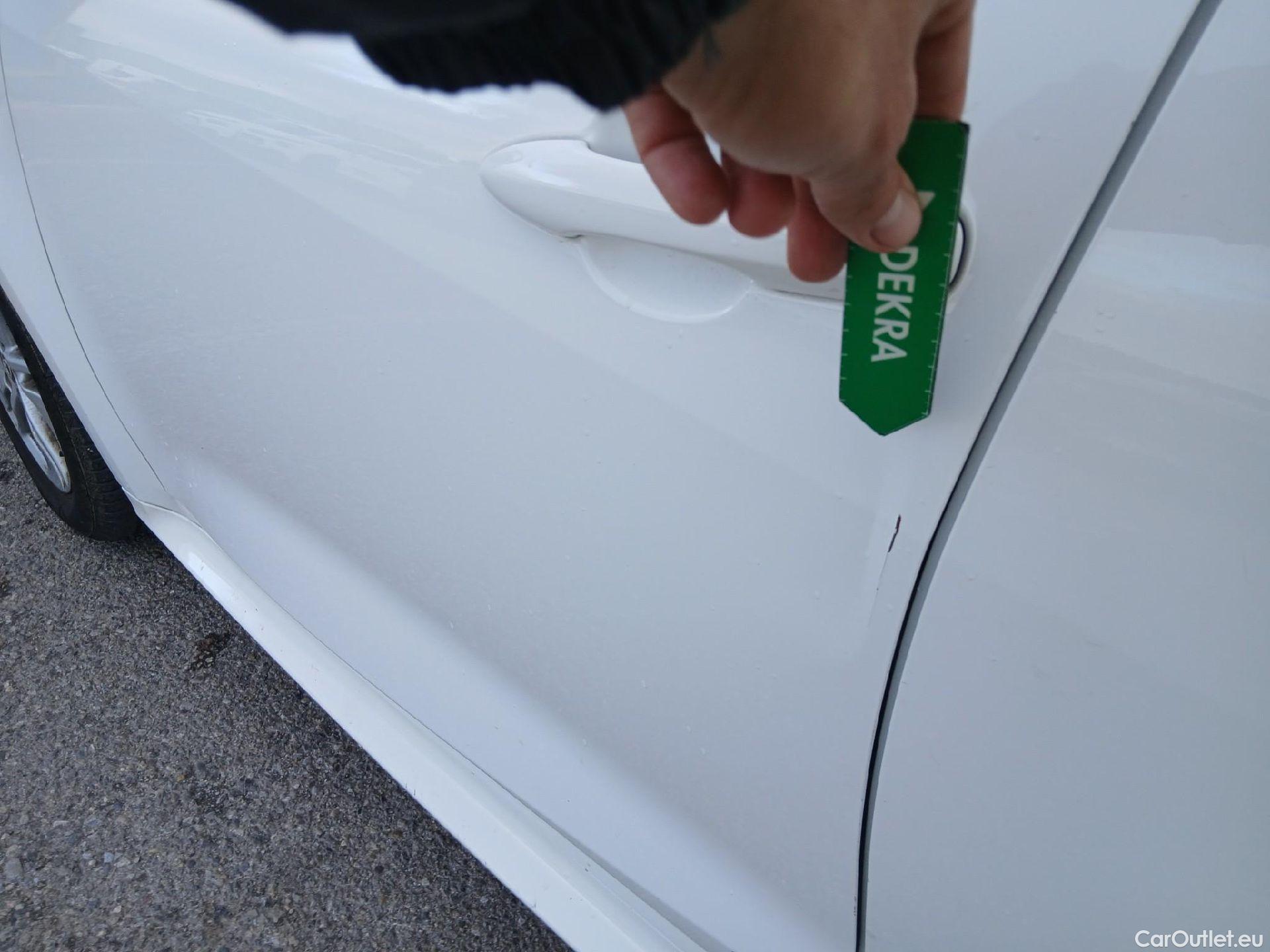  Toyota  Yaris TOYOTA  / 2020 / 5P / berlina con portón 1.5 120H Business Plus #5