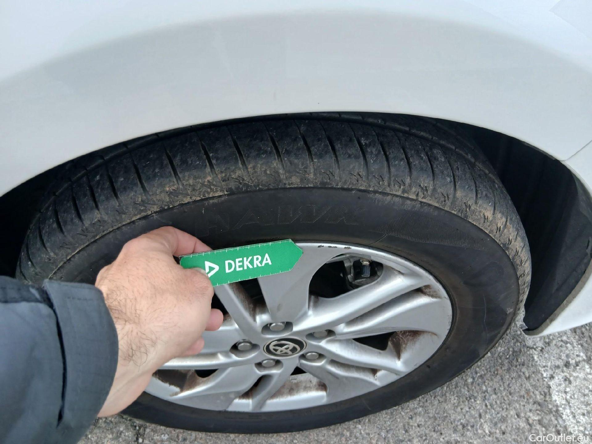  Toyota  Yaris TOYOTA  / 2020 / 5P / berlina con portón 1.5 120H Business Plus #19