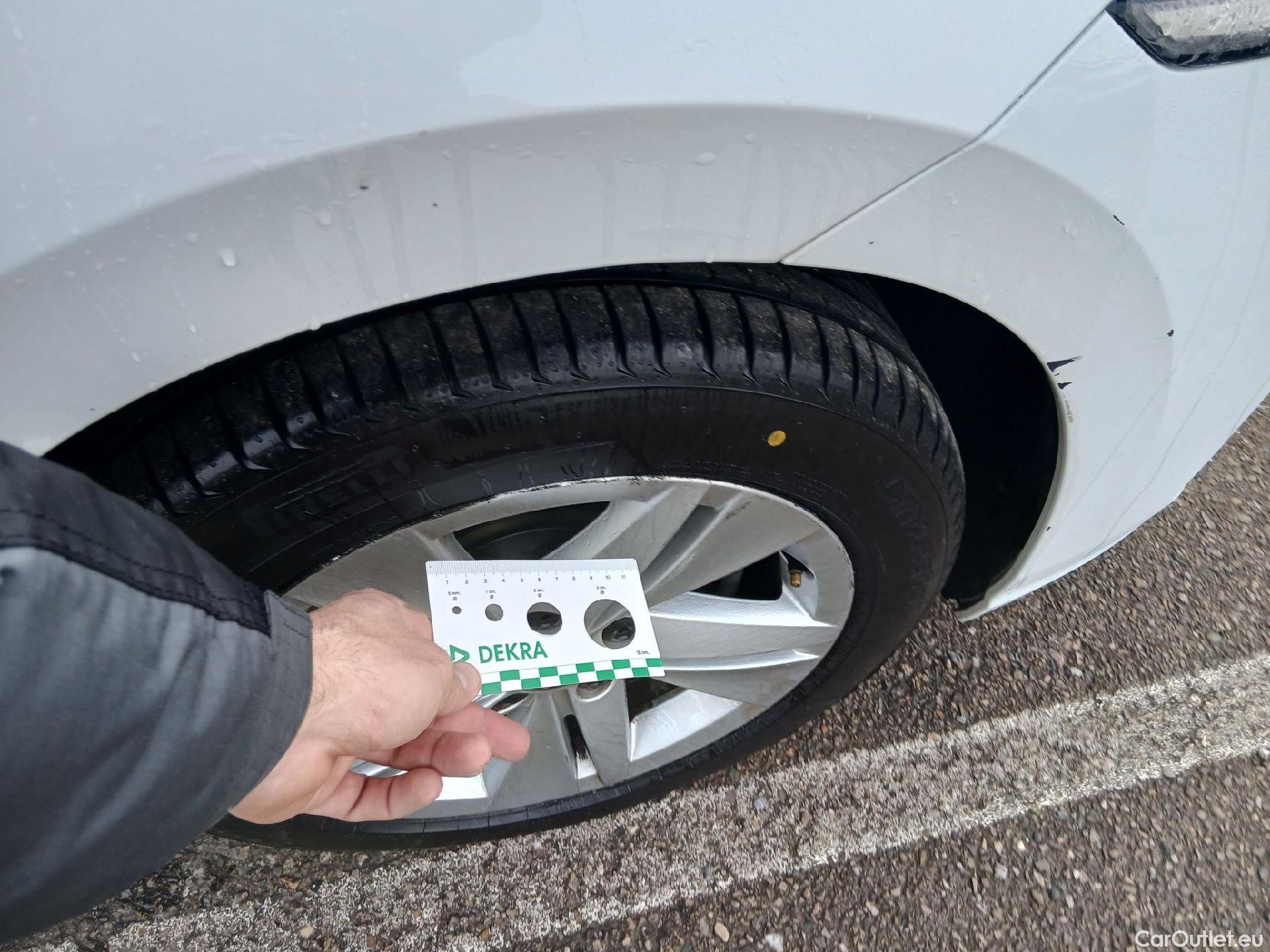  Volkswagen  Golf  VOLKSWAGEN / 2020 / 5P / berlina con portón Life 1.0 eTSI 81kW (110CV) DSG #16