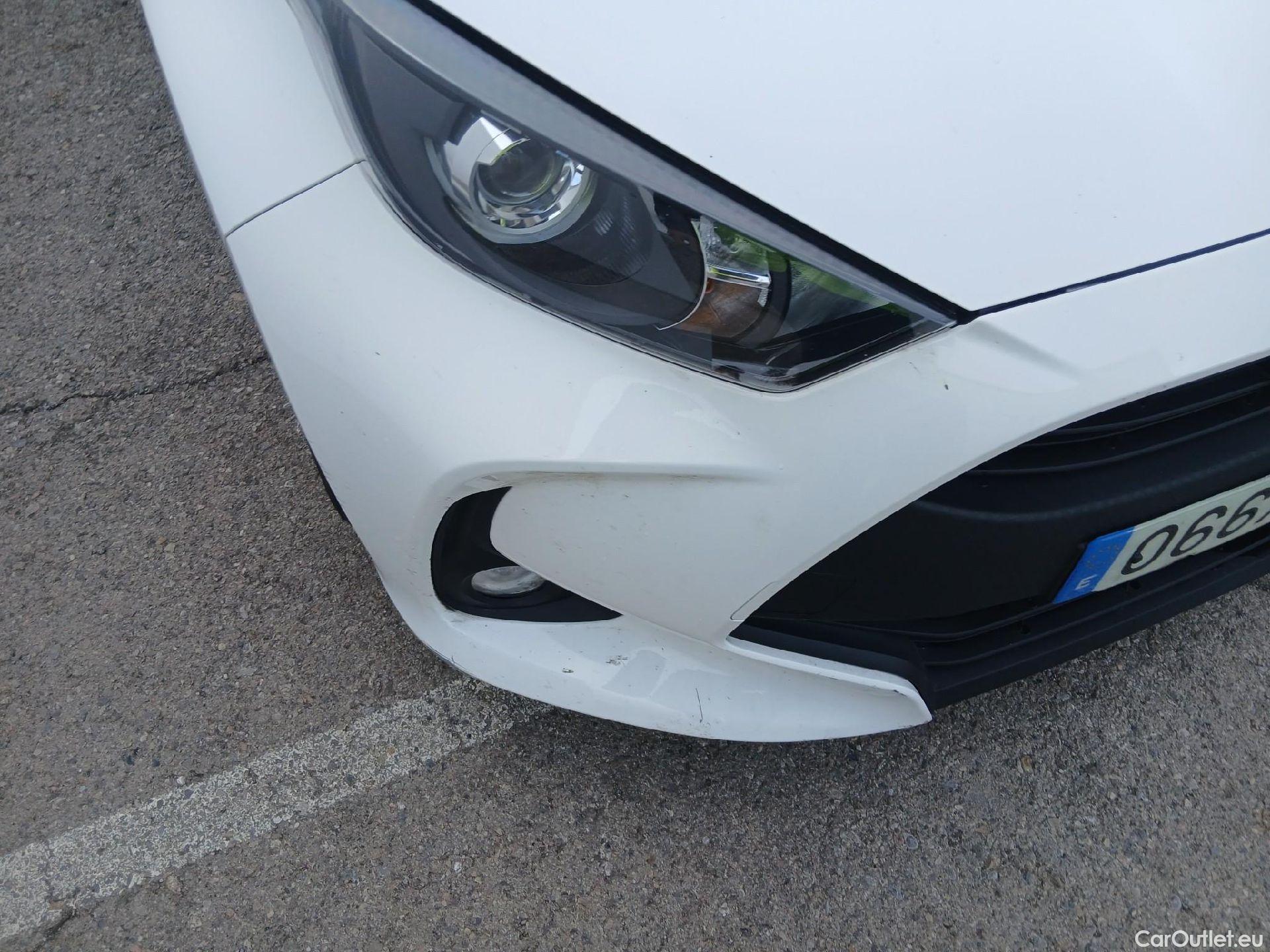  Toyota  Yaris TOYOTA  / 2020 / 5P / berlina con portón 1.5 120H Business Plus #2