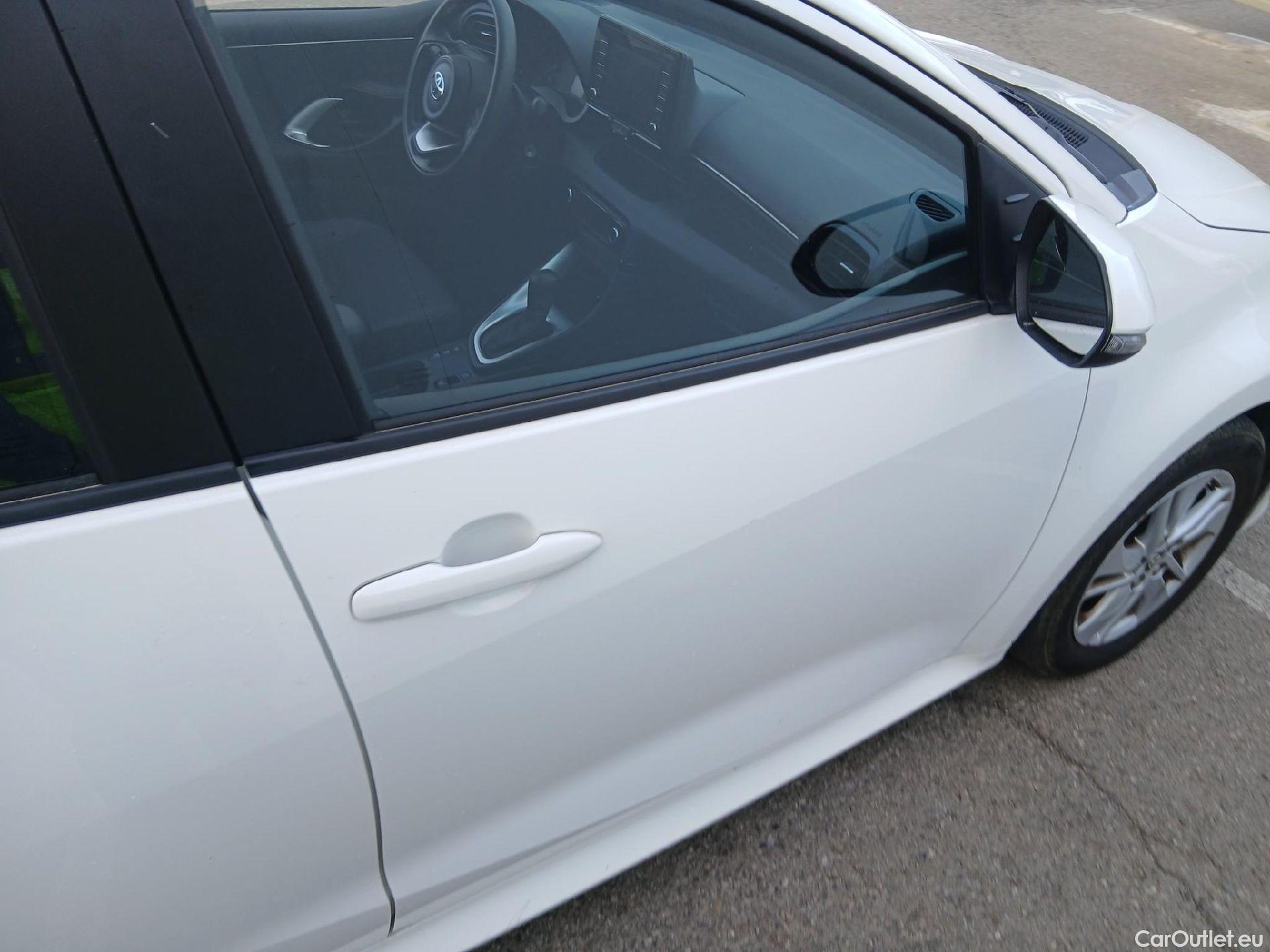  Toyota  Yaris TOYOTA  / 2020 / 5P / berlina con portón 1.5 120H Business Plus #16