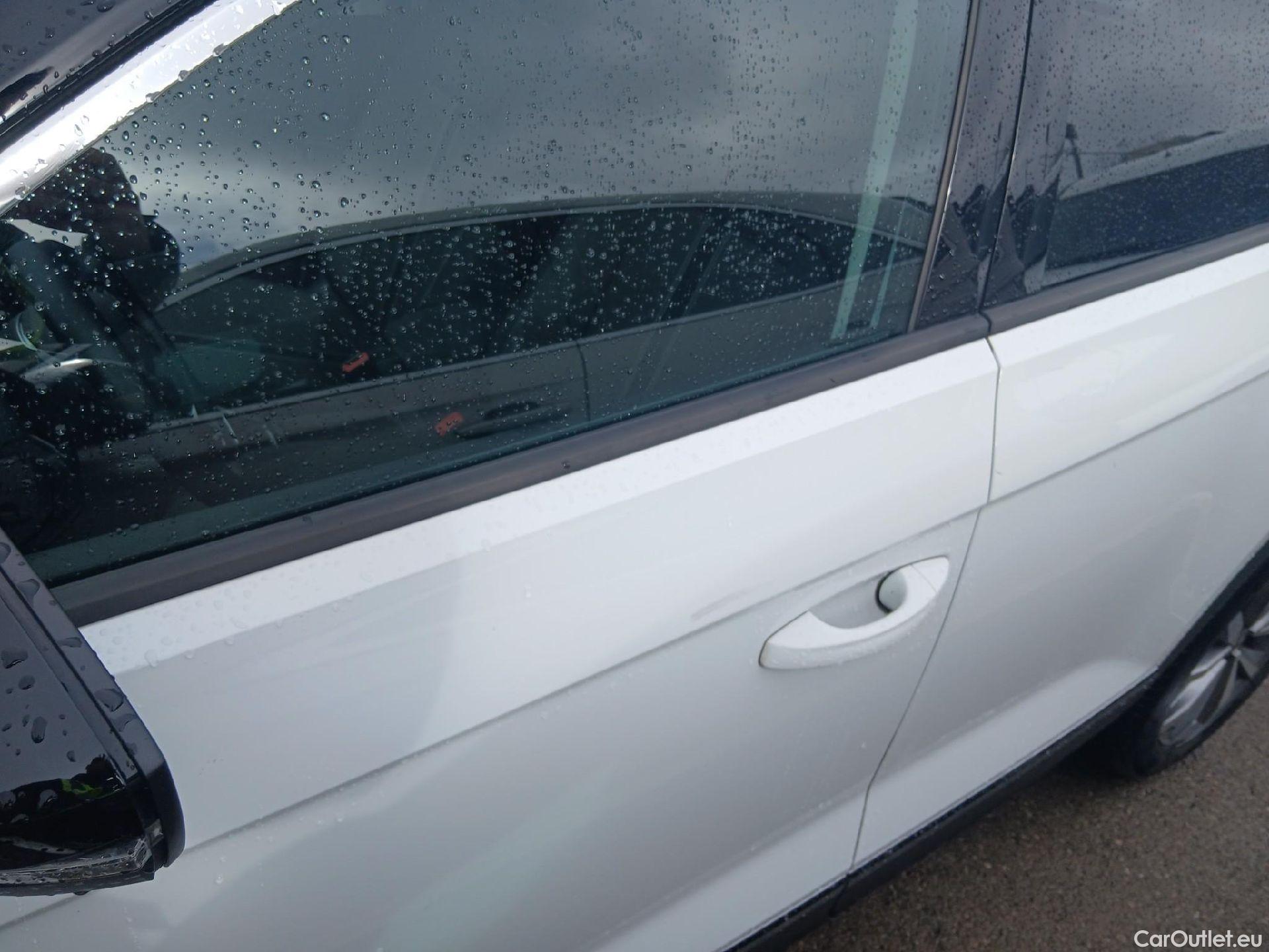  Volkswagen  T-ROC VOLKSWAGEN  / 2017 / 5P / todoterreno Advance Style 2.0 TDI 110kW DSG #4