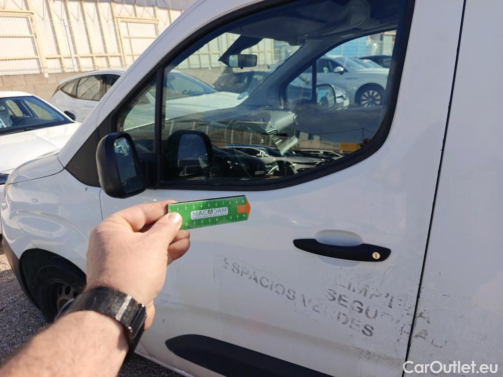  Citroen  Berlingo CITROEN  / 2018 / 4P / combi Talla M BlueHDi 100 LIVE (AC) #13