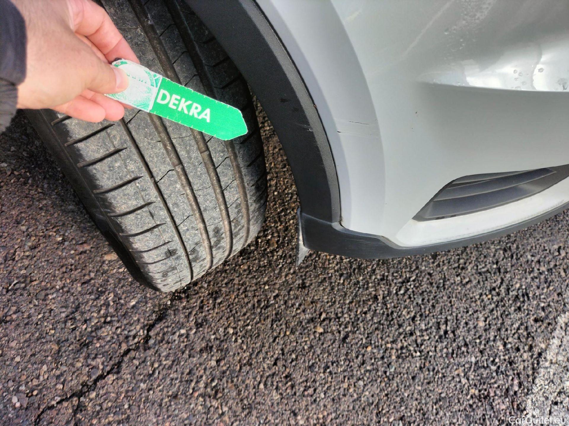  Volvo  XC 40 VOLVO XC40 / 2017 / 5P / todoterreno 2.0 B4 G AWD R-Design Auto #2