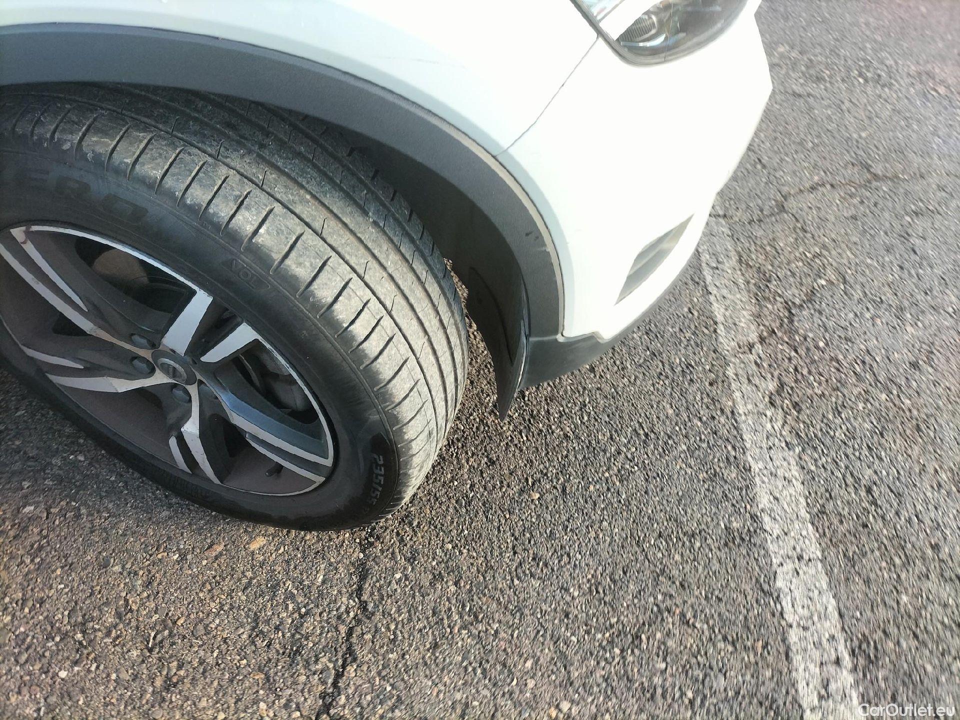  Volvo  XC 40 VOLVO XC40 / 2017 / 5P / todoterreno 2.0 B4 G AWD R-Design Auto #1