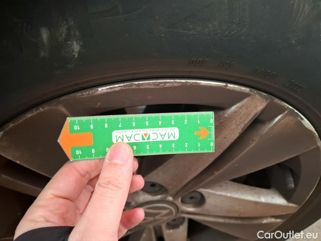  Volkswagen  Golf  VOLKSWAGEN / 2020 / 5P / Berline 2.0 TDI SCR 150 DSG7 Life Busi 1st #24