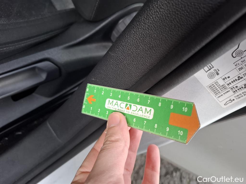  Volkswagen  Golf  VOLKSWAGEN / 2020 / 5P / Berline 2.0 TDI SCR 150 DSG7 Life Busi 1st #40