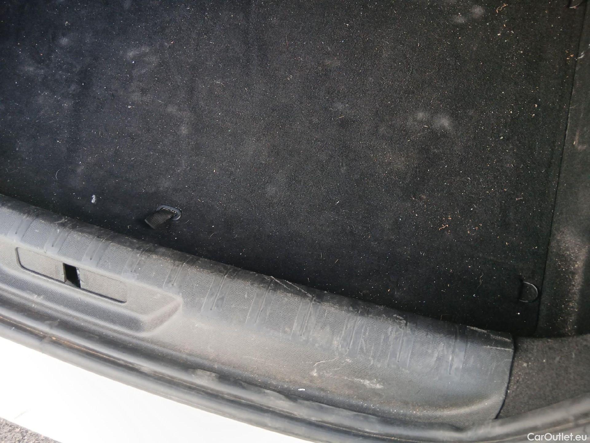  Peugeot  308 PEUGEOT  / 2017 / 5P / berlina con portón 5p Active Pack BlueHDi 130 S&S (AC) #4