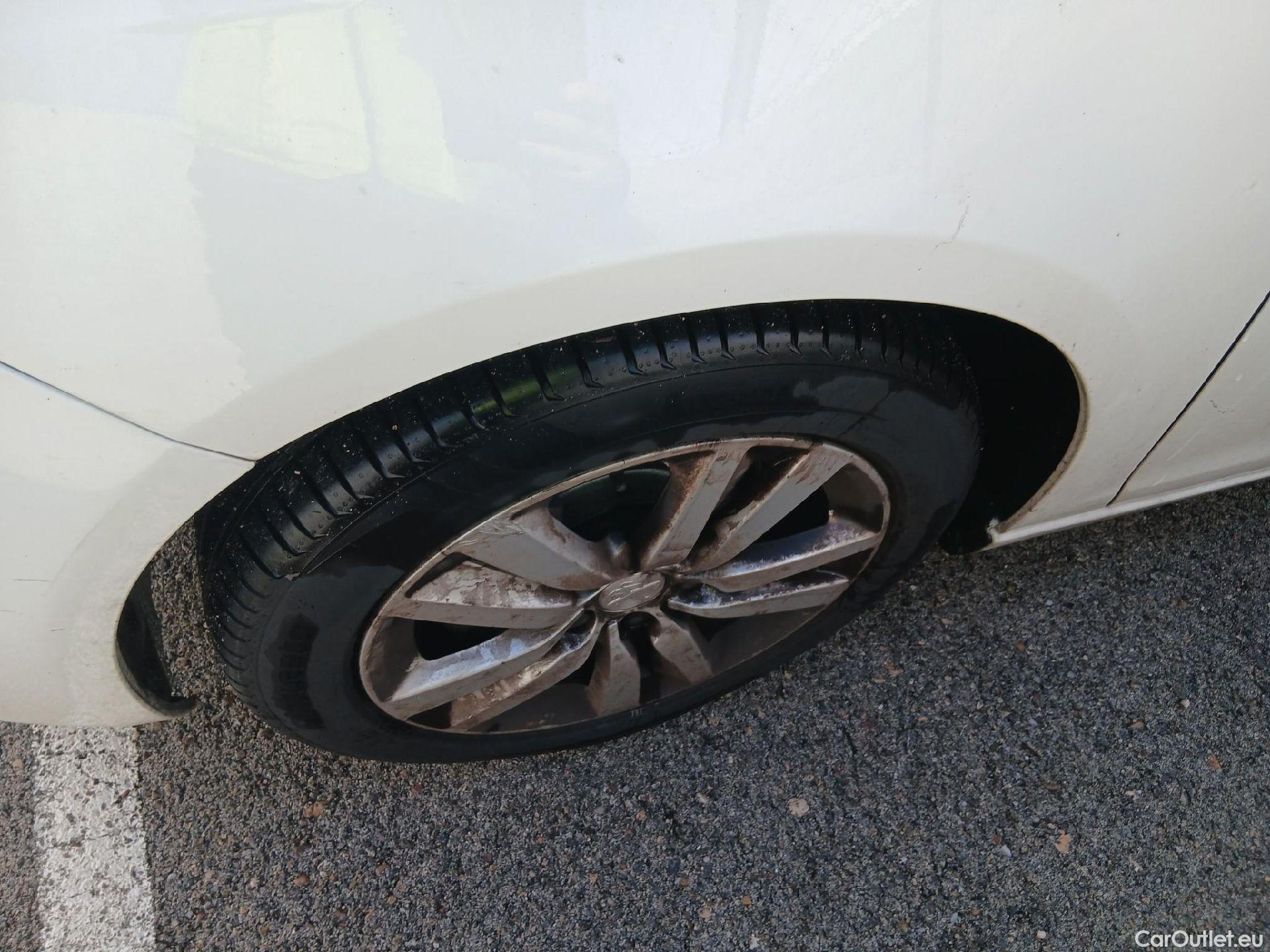  Peugeot  308 PEUGEOT  / 2017 / 5P / berlina con portón 5p Active Pack BlueHDi 130 S&S (AC) #1