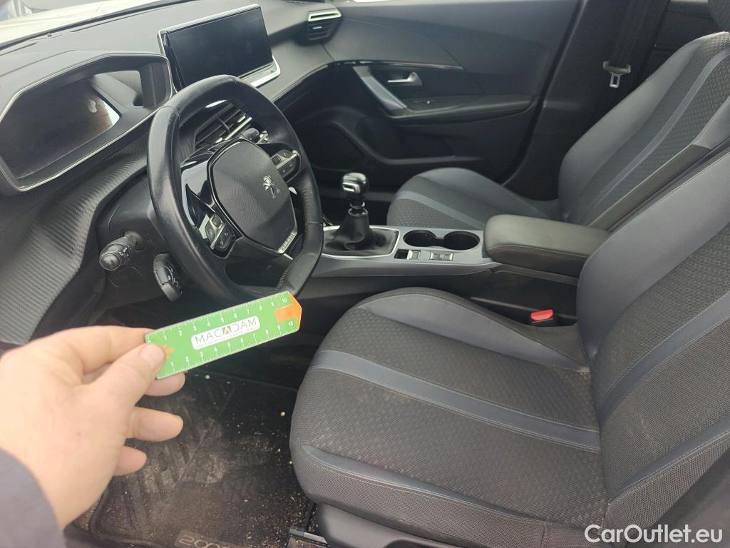  Peugeot  2008 PEUGEOT  / 2019 / 5P / todoterreno Allure BlueHDI 100 S&S BVM6 #18