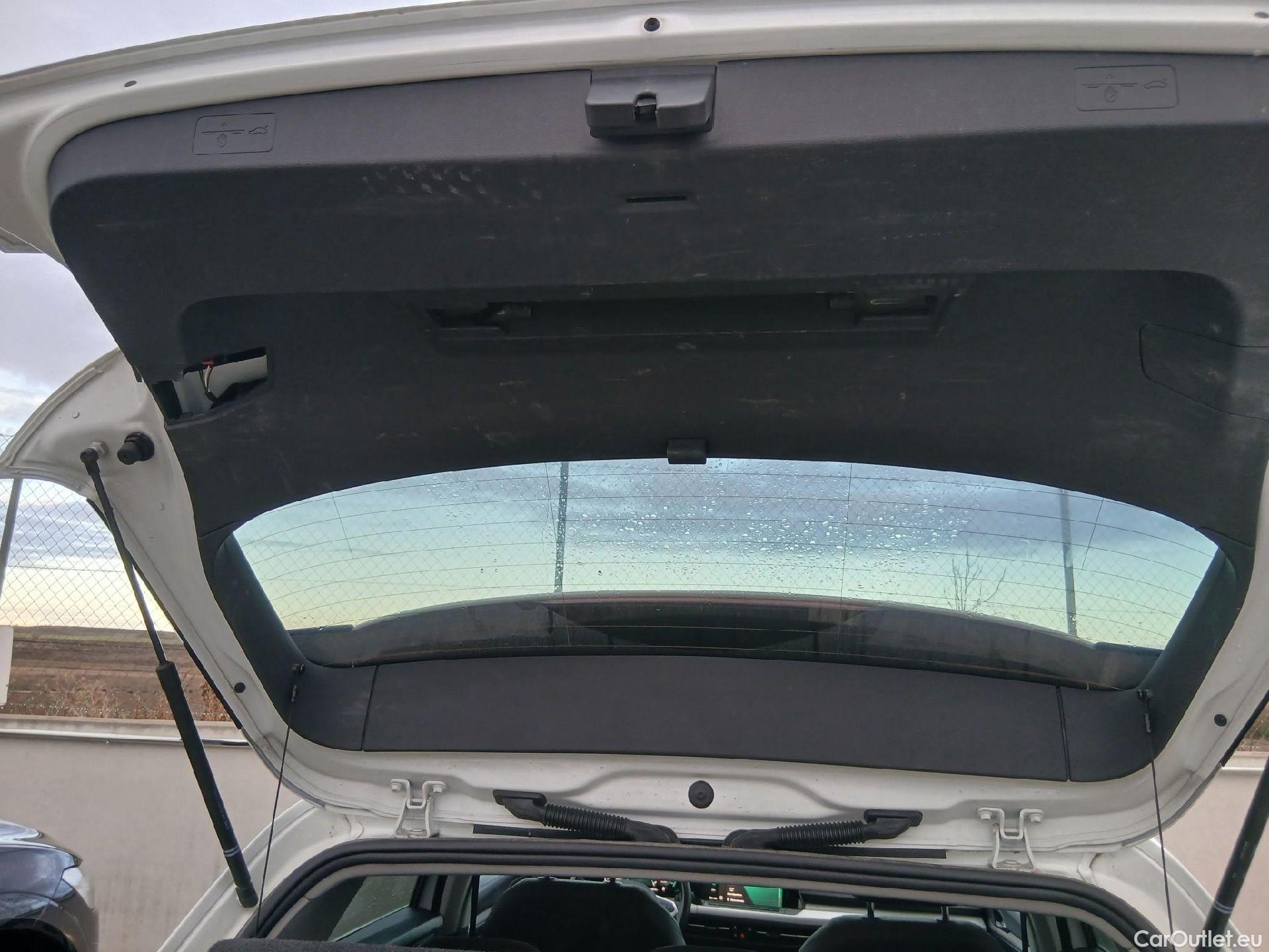  Volkswagen  Golf  VOLKSWAGEN / 2020 / 5P / berlina con portón Life 1.0 eTSI 81kW (110CV) DSG #4