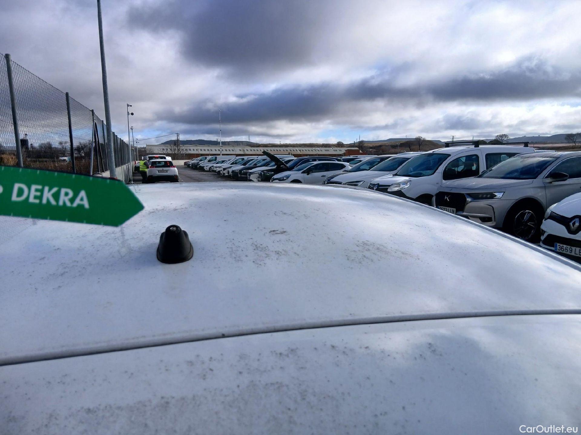  Peugeot  308 PEUGEOT  / 2017 / 5P / berlina con portón 5p Active Pack BlueHDi 130 S&S (AC) #17