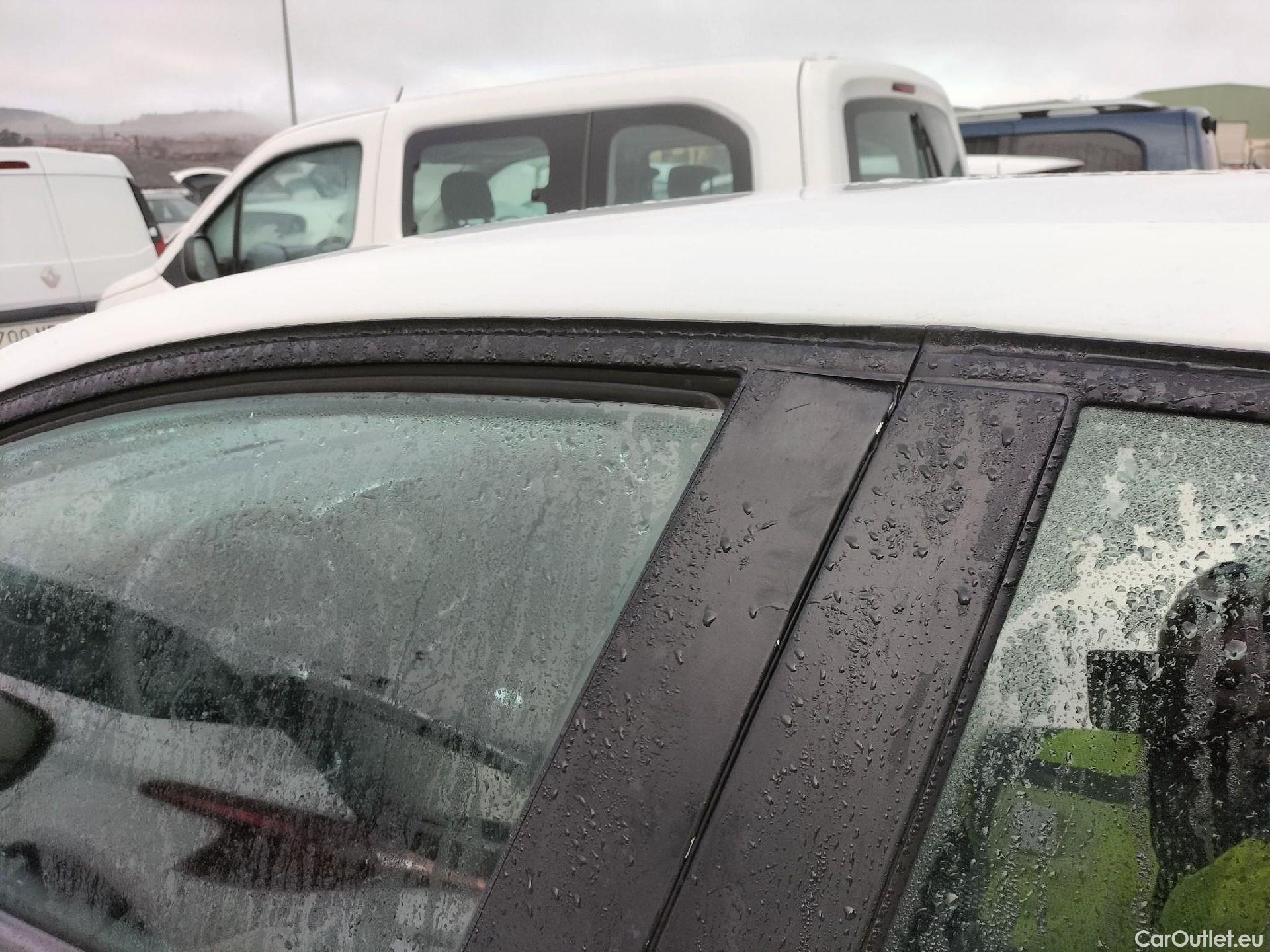  Renault  Clio RENAULT  / 2016 / 5P / berlina con portón Business TCe 66kW (90CV) GLP -18 #15