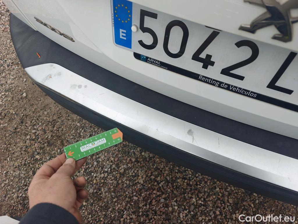  Peugeot  2008 PEUGEOT  / 2019 / 5P / todoterreno Allure BlueHDI 100 S&S BVM6 #14