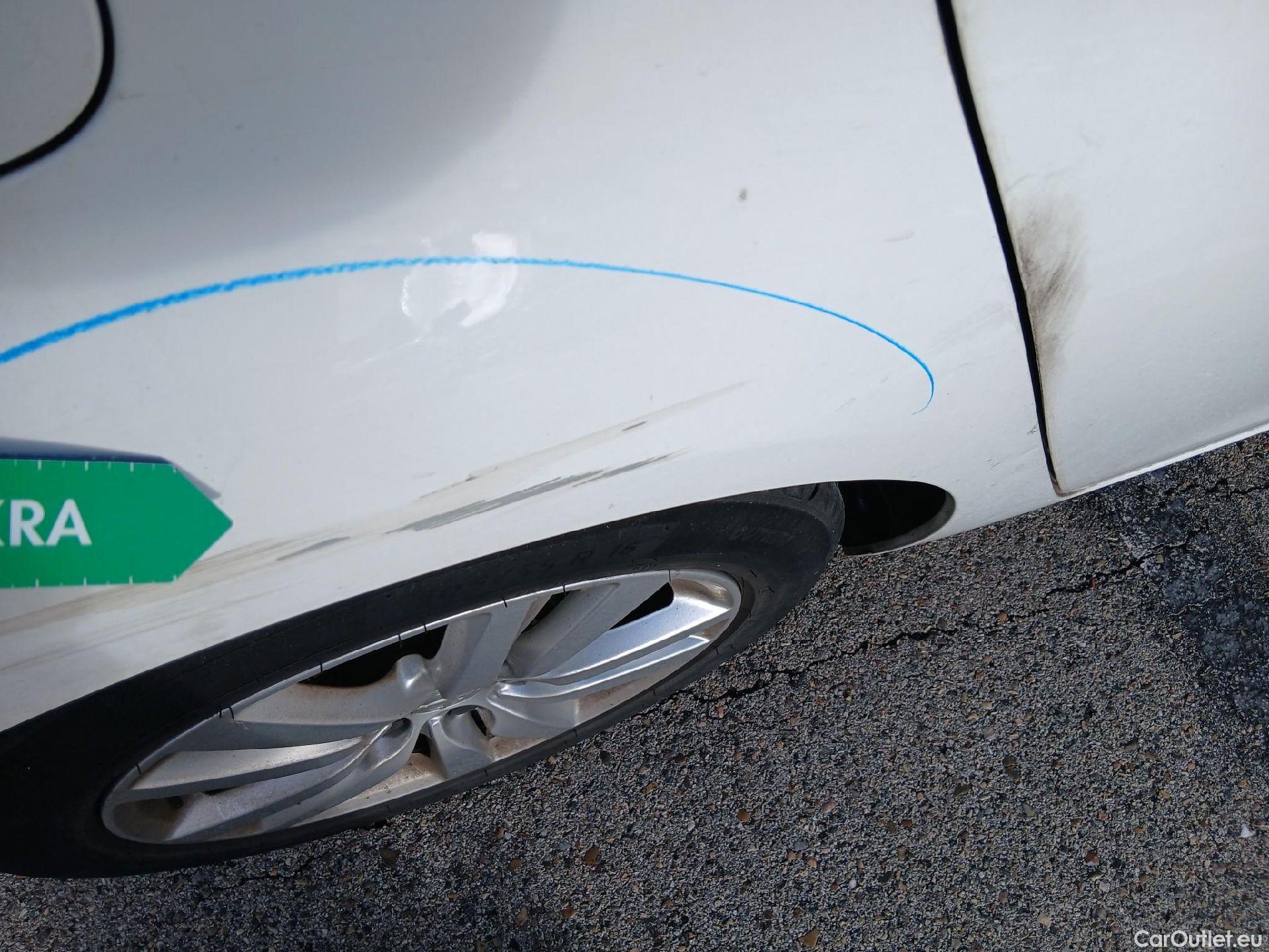  Peugeot  308 PEUGEOT  / 2017 / 5P / berlina con portón 5p Active Pack BlueHDi 130 S&S (AC) #21