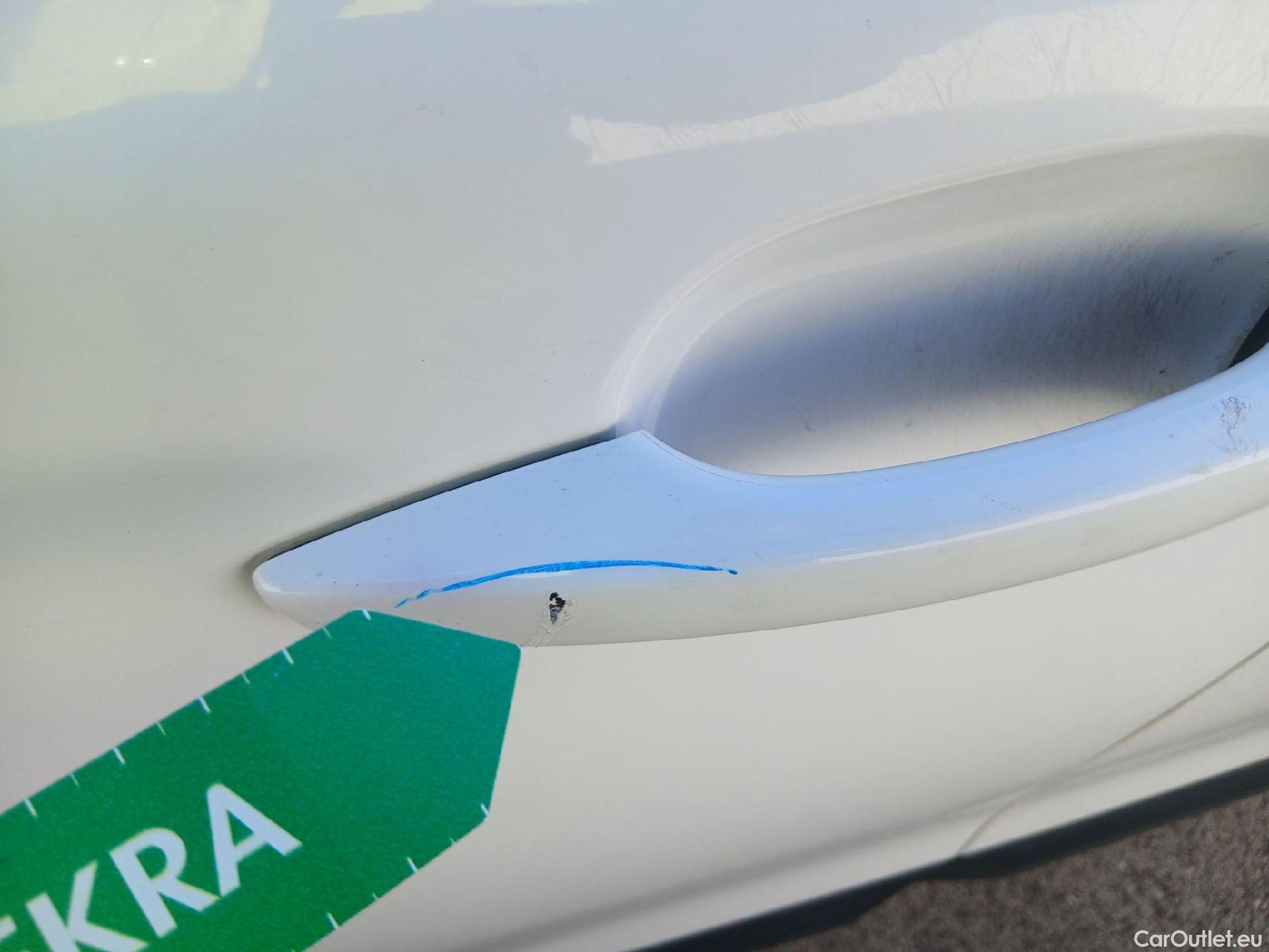  Peugeot  2008 PEUGEOT  / 2019 / 5P / todoterreno Active Pack BlueHDI 81kW (110CV) #17