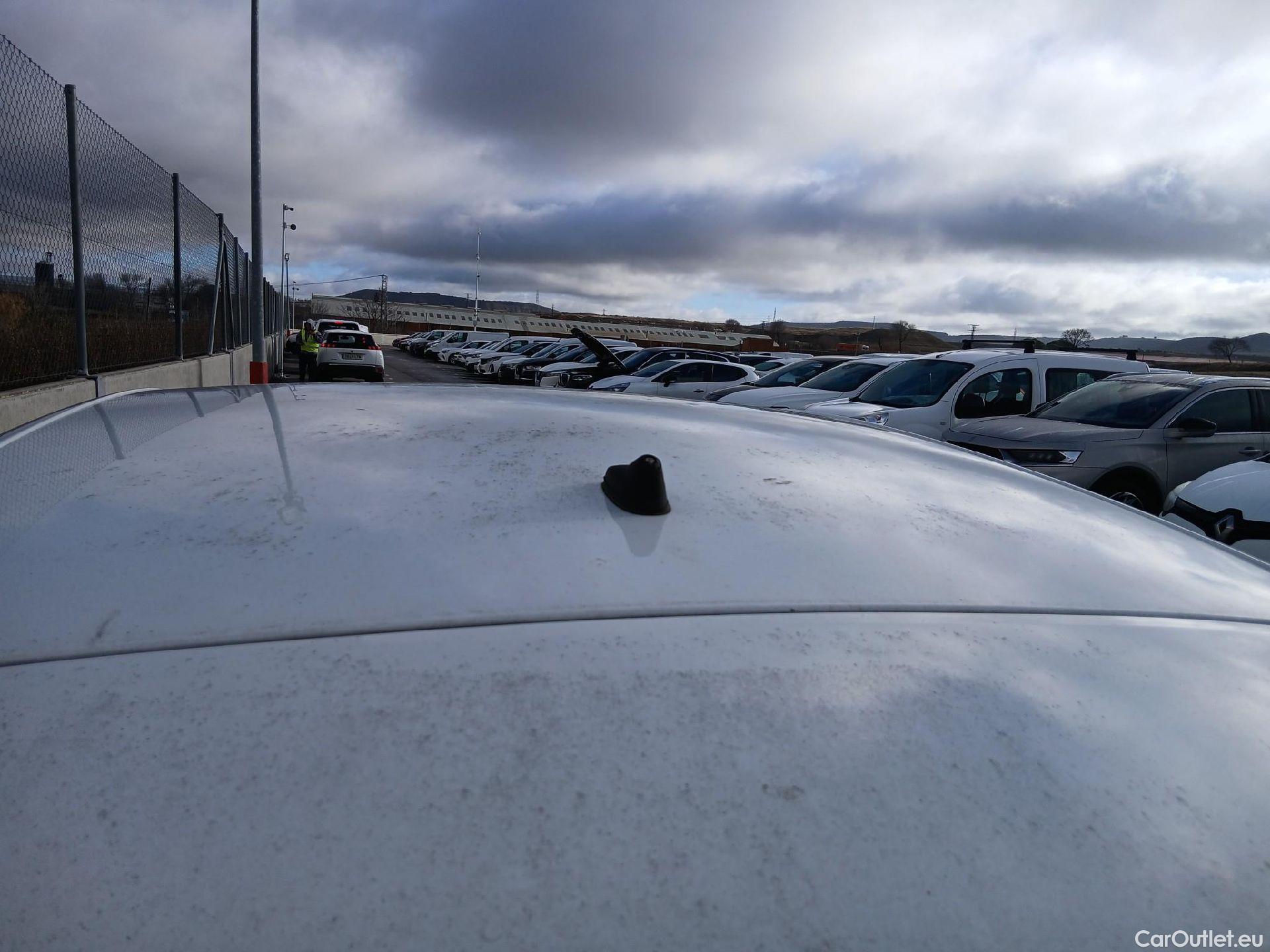  Peugeot  308 PEUGEOT  / 2017 / 5P / berlina con portón 5p Active Pack BlueHDi 130 S&S (AC) #16