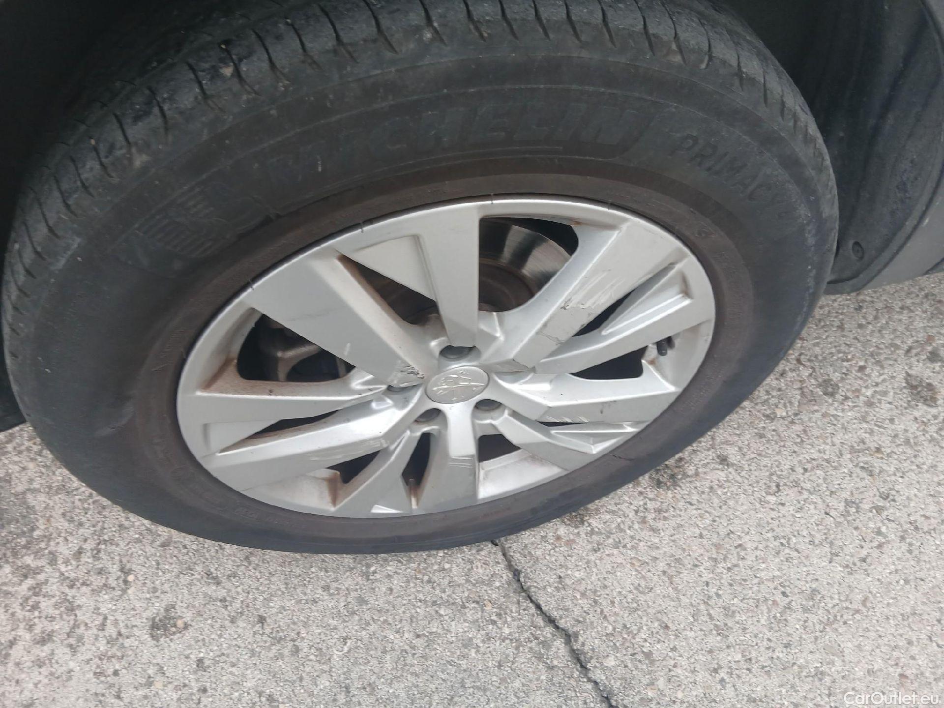  Peugeot  3008 PEUGEOT  / 2016 / 5P / todoterreno 1.5 BlueHDi 96kW (130CV) S&S Style #23