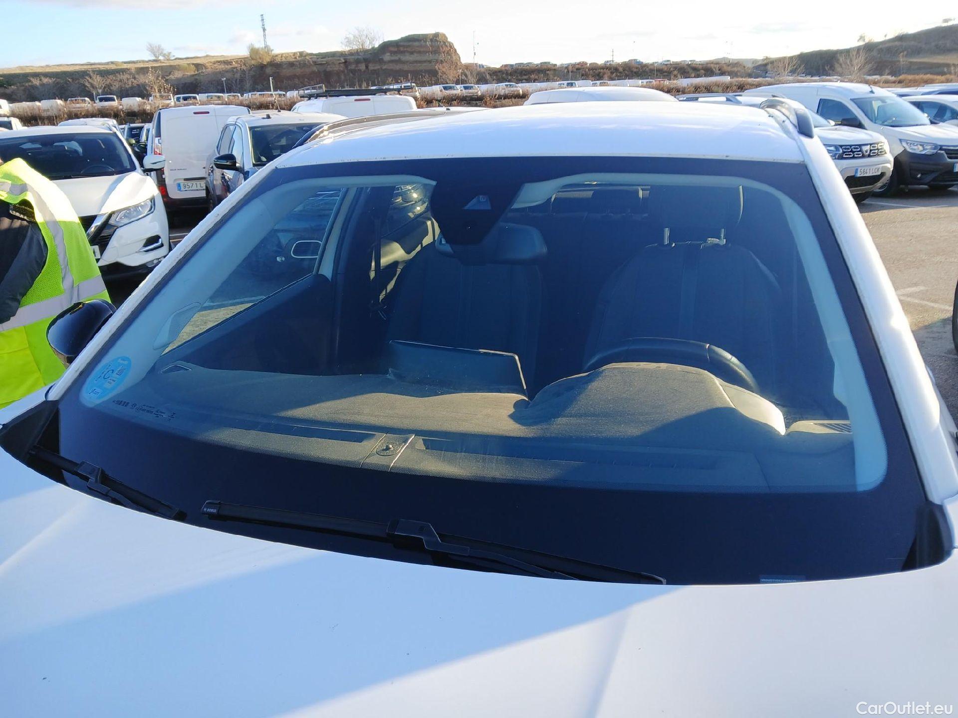  Peugeot  2008 PEUGEOT  / 2019 / 5P / todoterreno Allure BlueHDI 81kW (110CV) #9