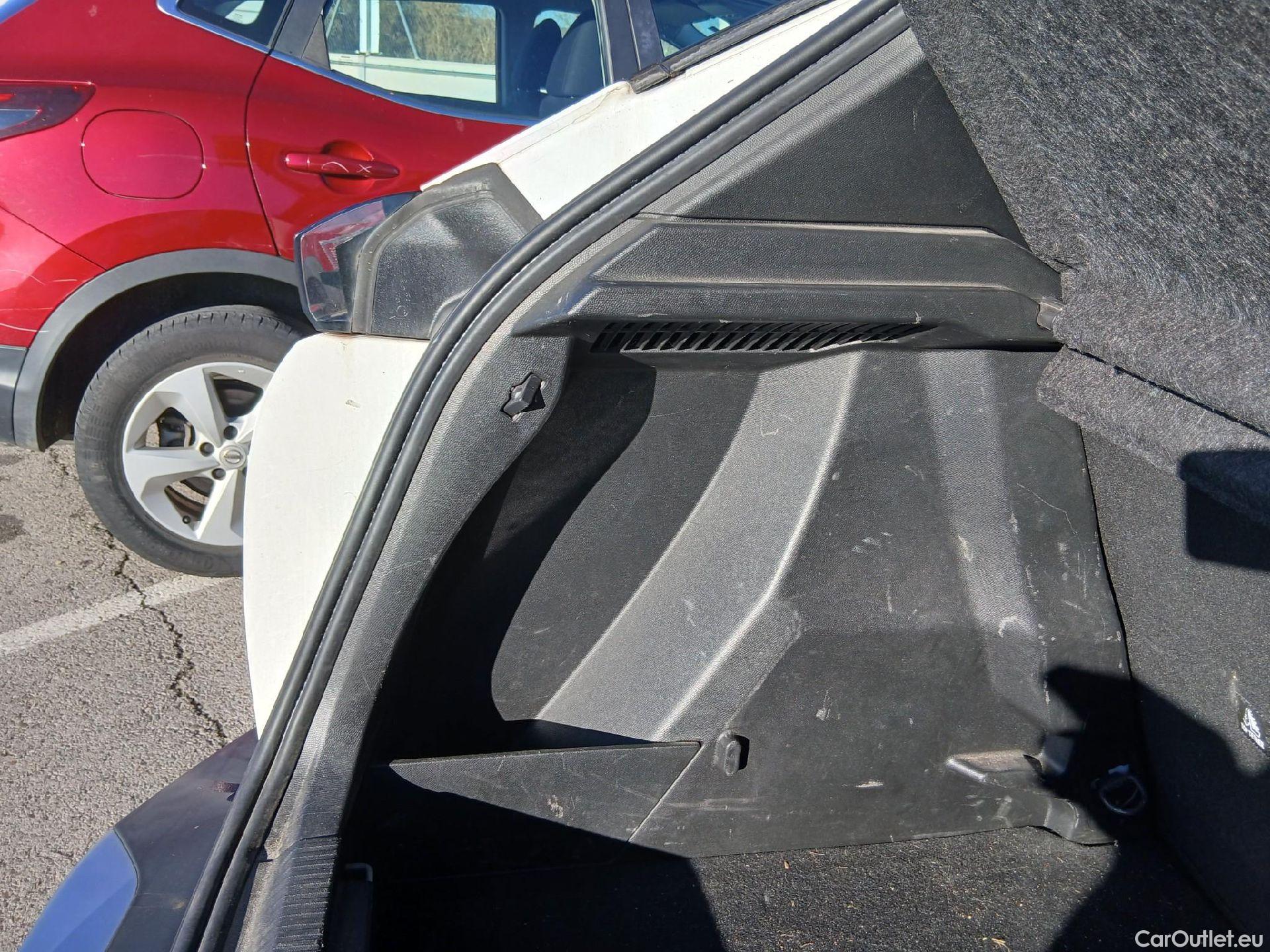  Peugeot  2008 PEUGEOT  / 2019 / 5P / todoterreno Active BlueHDI 81kW (110CV) #22