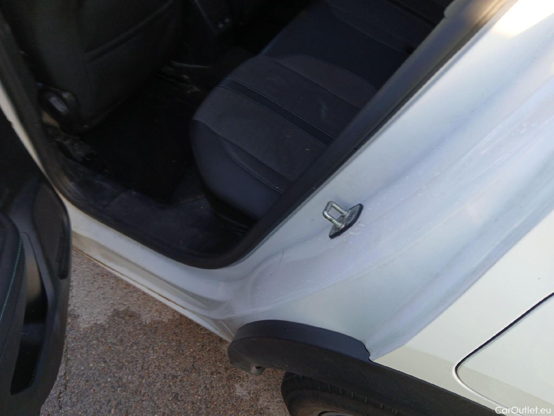  Peugeot  2008 PEUGEOT  / 2019 / 5P / todoterreno Allure BlueHDI 81kW (110CV) #4