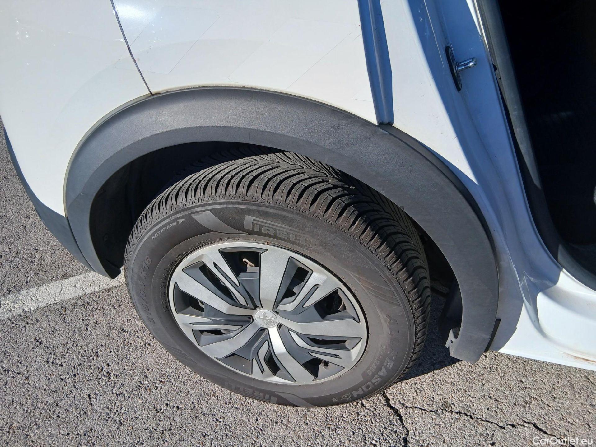  Peugeot  2008 PEUGEOT  / 2019 / 5P / todoterreno Active BlueHDI 81kW (110CV) #33