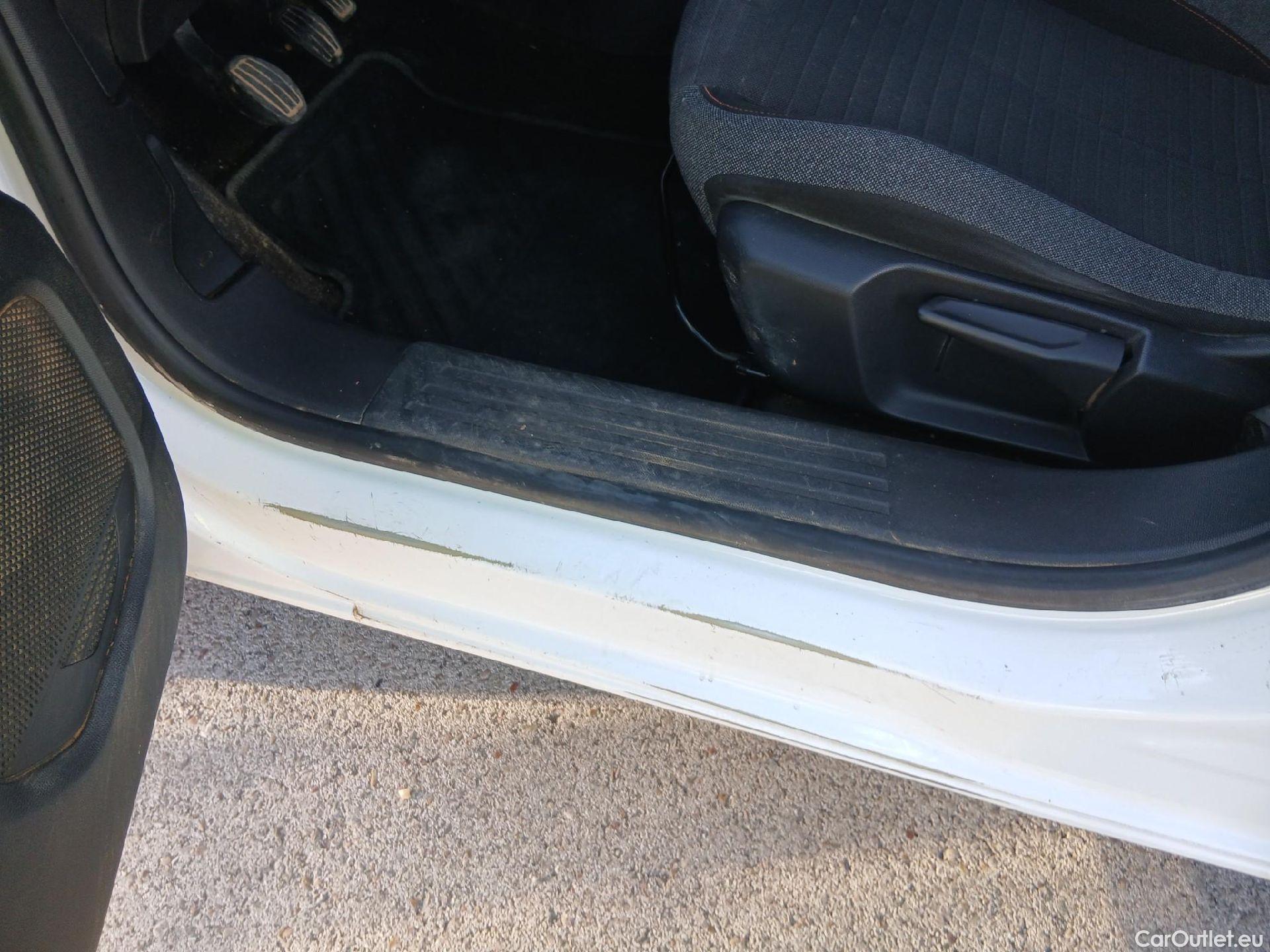  Peugeot  2008 PEUGEOT  / 2019 / 5P / todoterreno Active Pack BlueHDI 81kW (110CV) #2