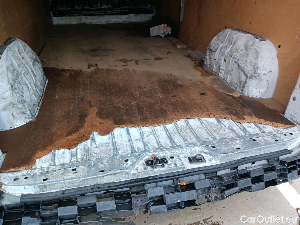  Renault  Master RENAULT TRUCKS UK  VU 4p 3G furgón Red Edition Van FWD 135CV L3H2 #51