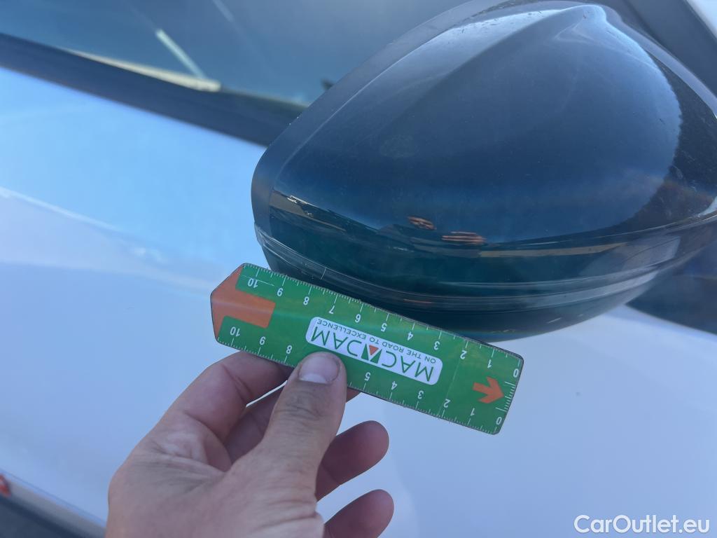  Peugeot  2008 PEUGEOT  / 2019 / 5P / todoterreno Allure BlueHDI 81kW (110CV) #24