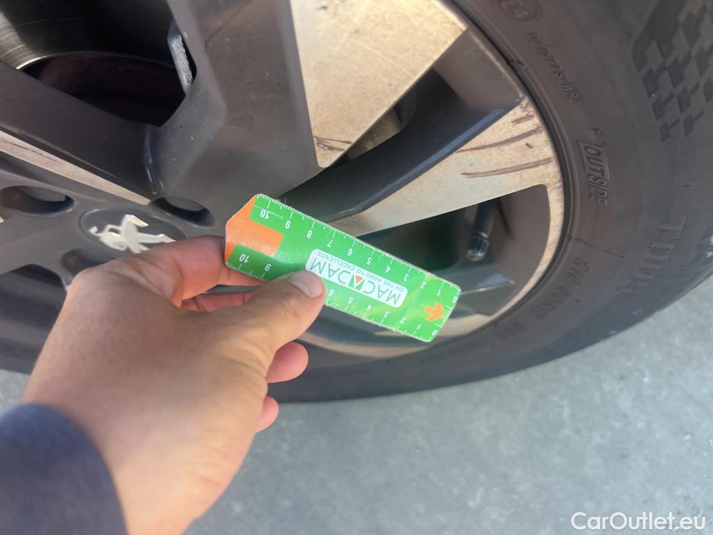  Peugeot  2008 PEUGEOT  / 2019 / 5P / todoterreno Allure BlueHDI 81kW (110CV) #4