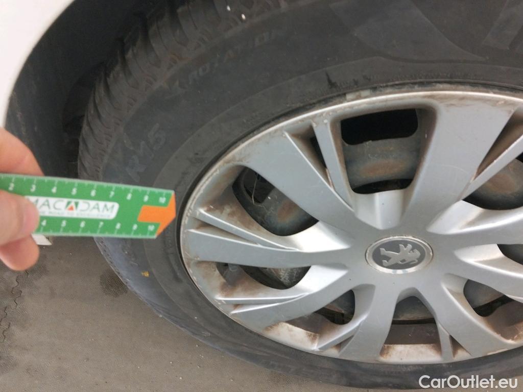  Peugeot  208 PEUGEOT  / 2015 / 5P / berlina con portón 5P ACTIVE BlueHDi 73kW (100CV) #26