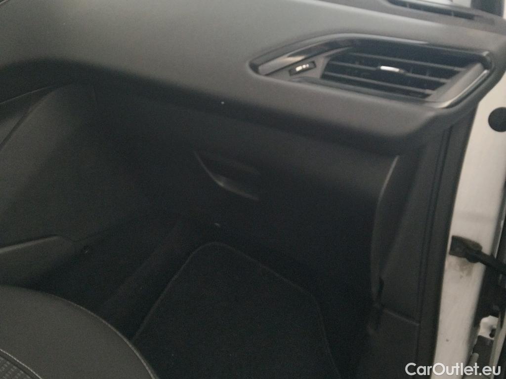  Peugeot  208 PEUGEOT  / 2015 / 5P / berlina con portón 5P ACTIVE BlueHDi 73kW (100CV) #3